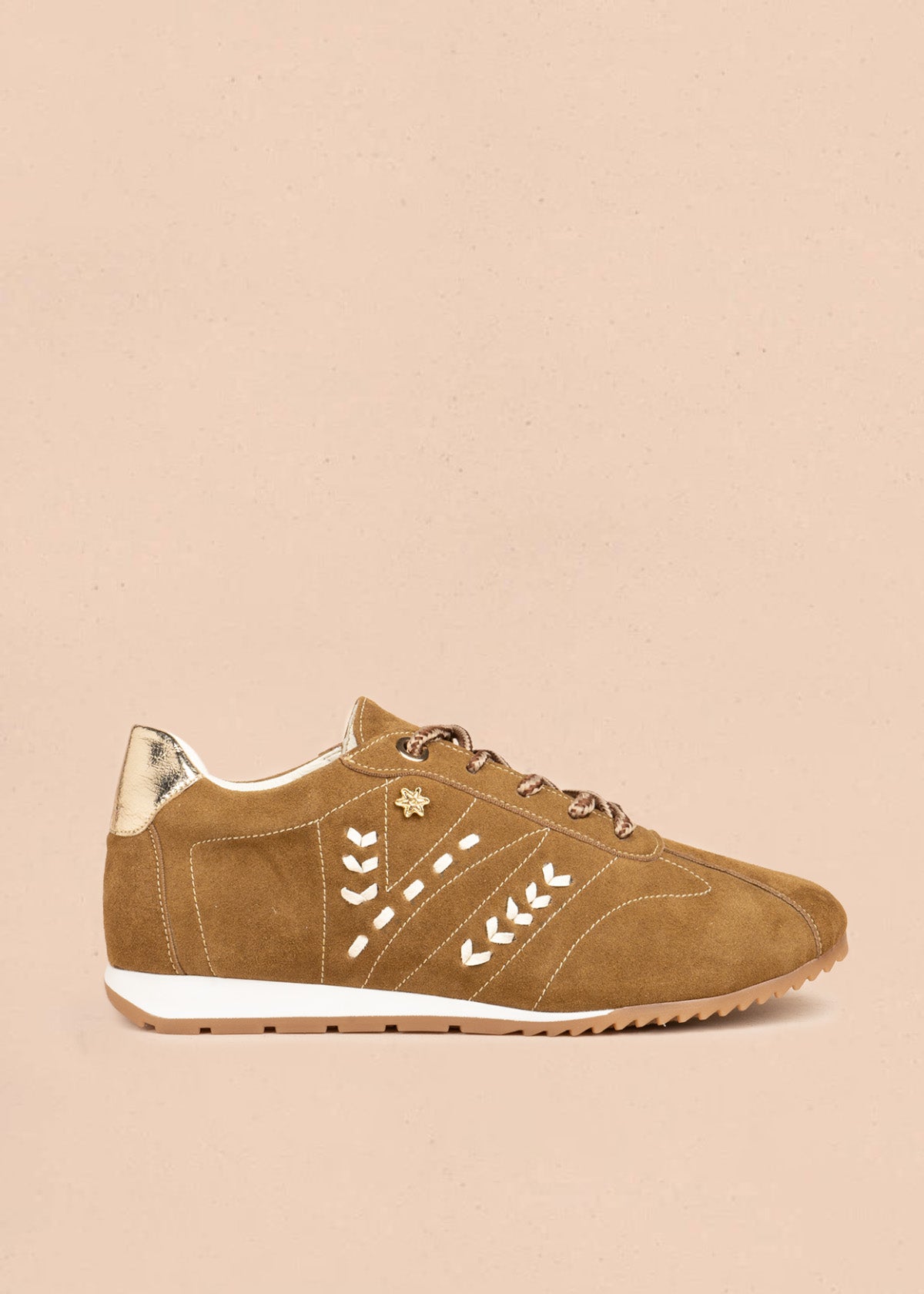 Tenis casuales en cuero color miel con detalles trenzados 106947