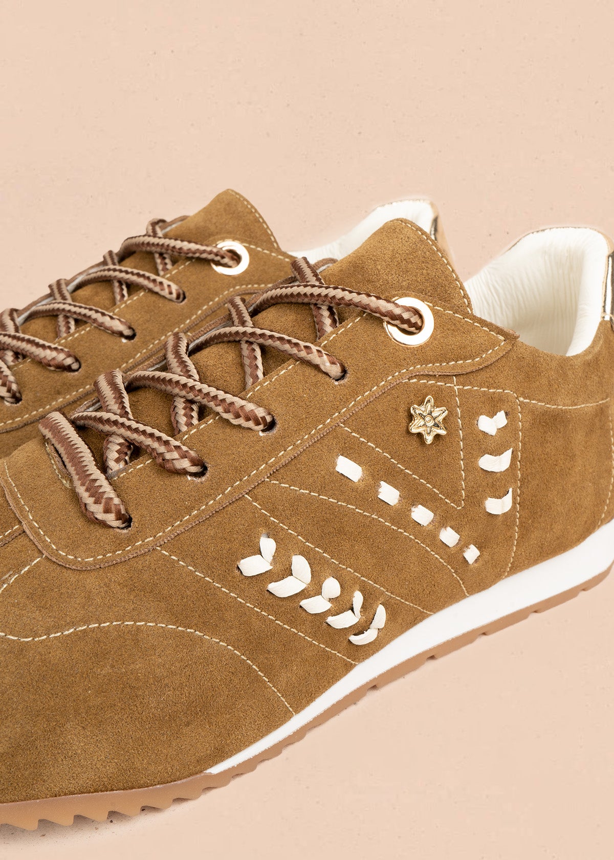Tenis casuales en cuero color miel con detalles trenzados 106947