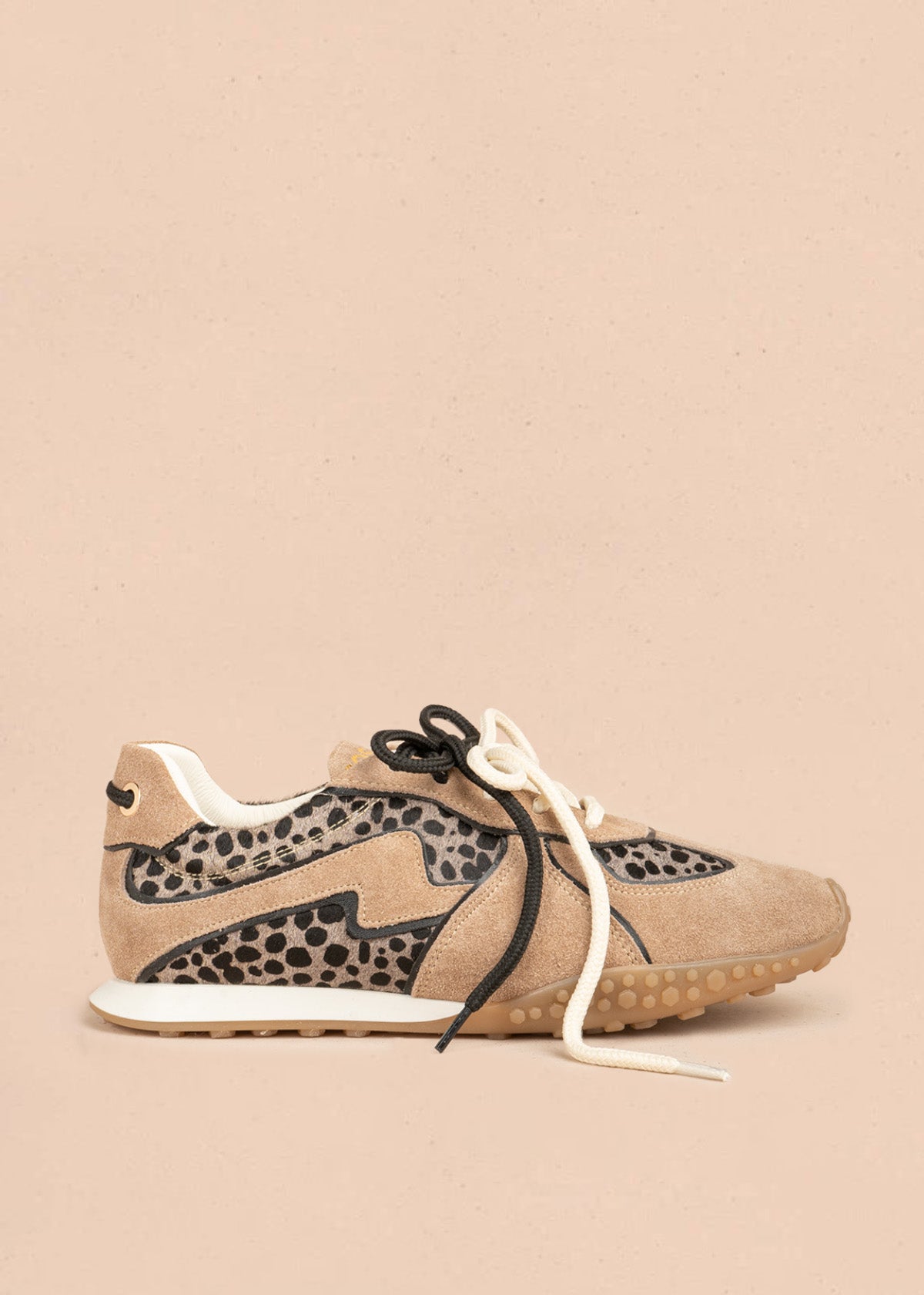 Tenis casuales en cuero color arena con doble cordón y estampado leopardo 106948