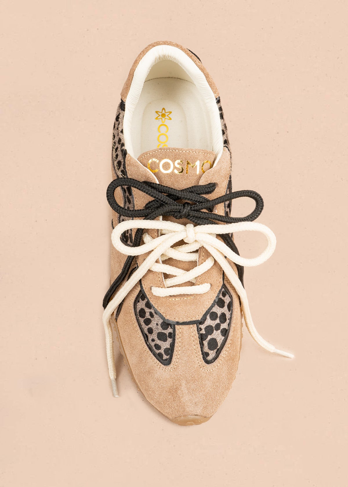Tenis casuales en cuero color arena con doble cordón y estampado leopardo 106948