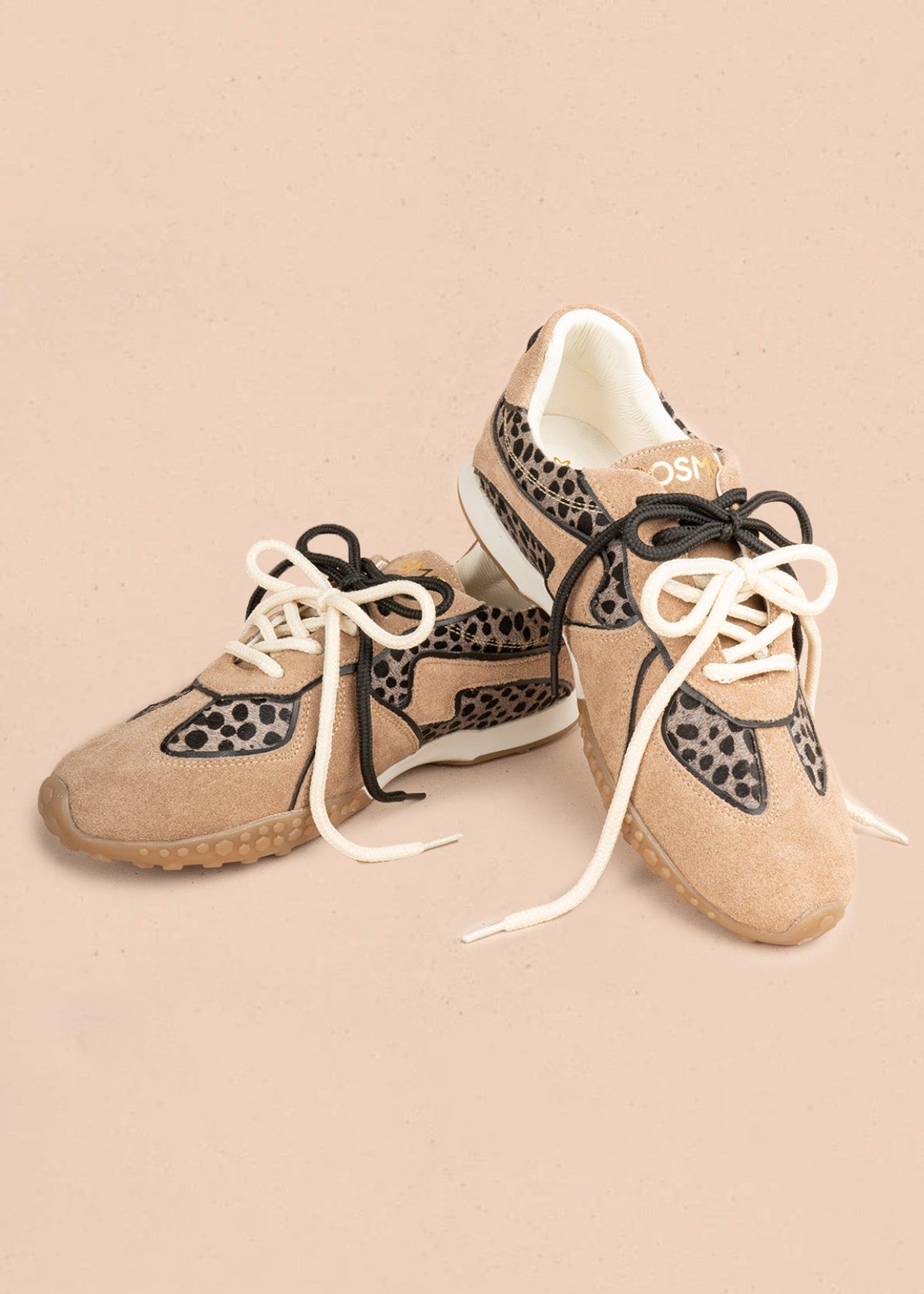 Tenis casuales en cuero color arena con doble cordón y estampado leopardo 106948