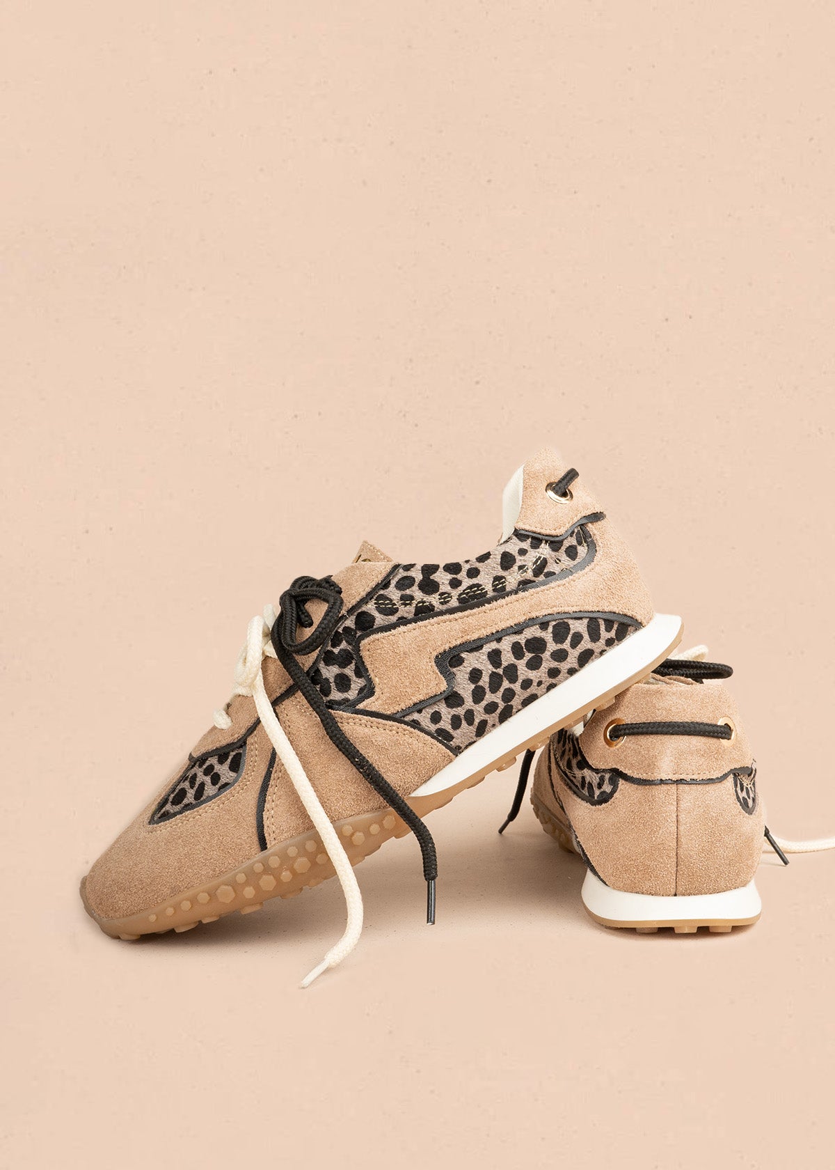 Tenis casuales en cuero color arena con doble cordón y estampado leopardo 106948