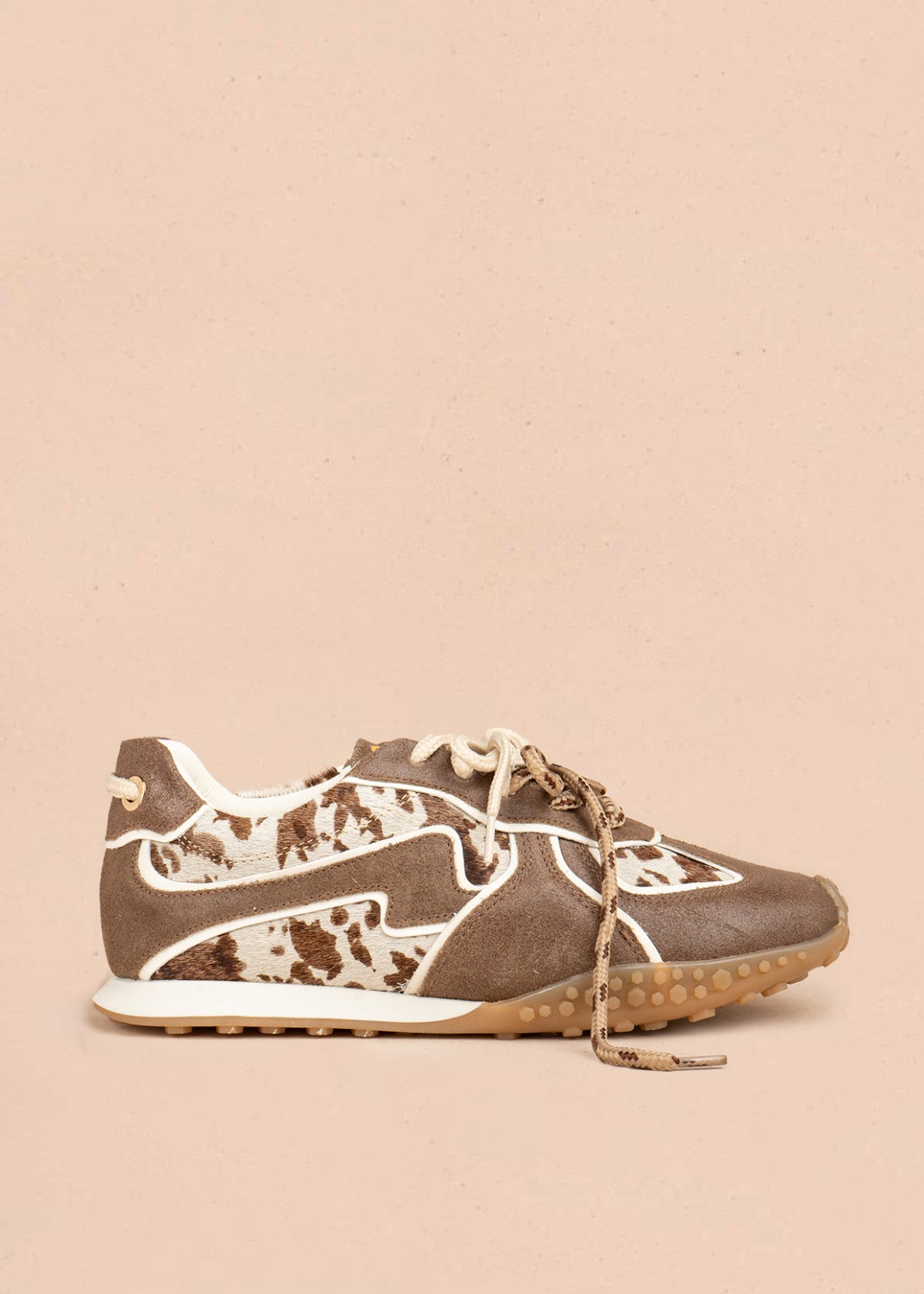 Tenis casuales en cuero color miel con doble cordón y estampado animal print 106948