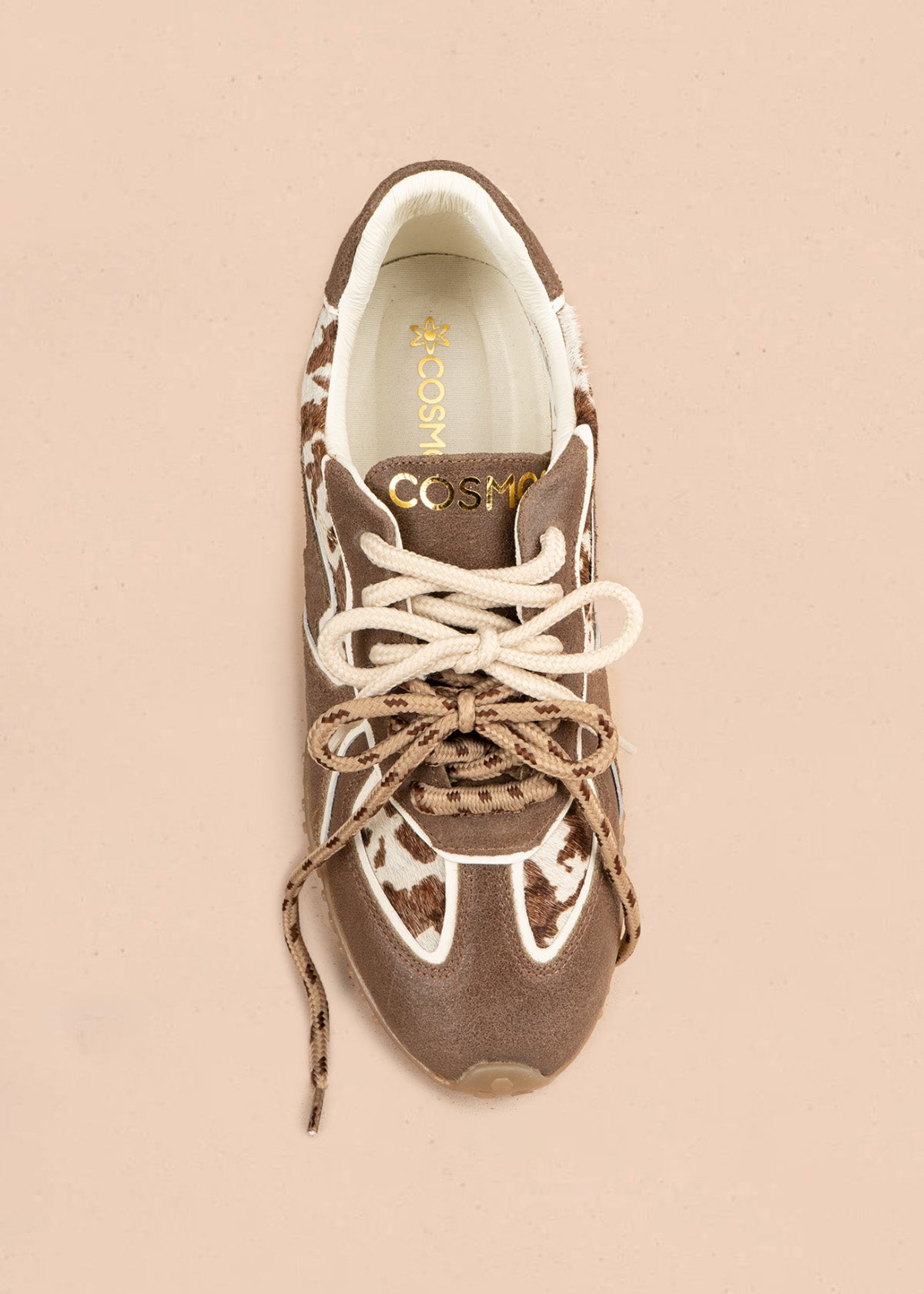 Tenis casuales en cuero color miel con doble cordón y estampado animal print 106948