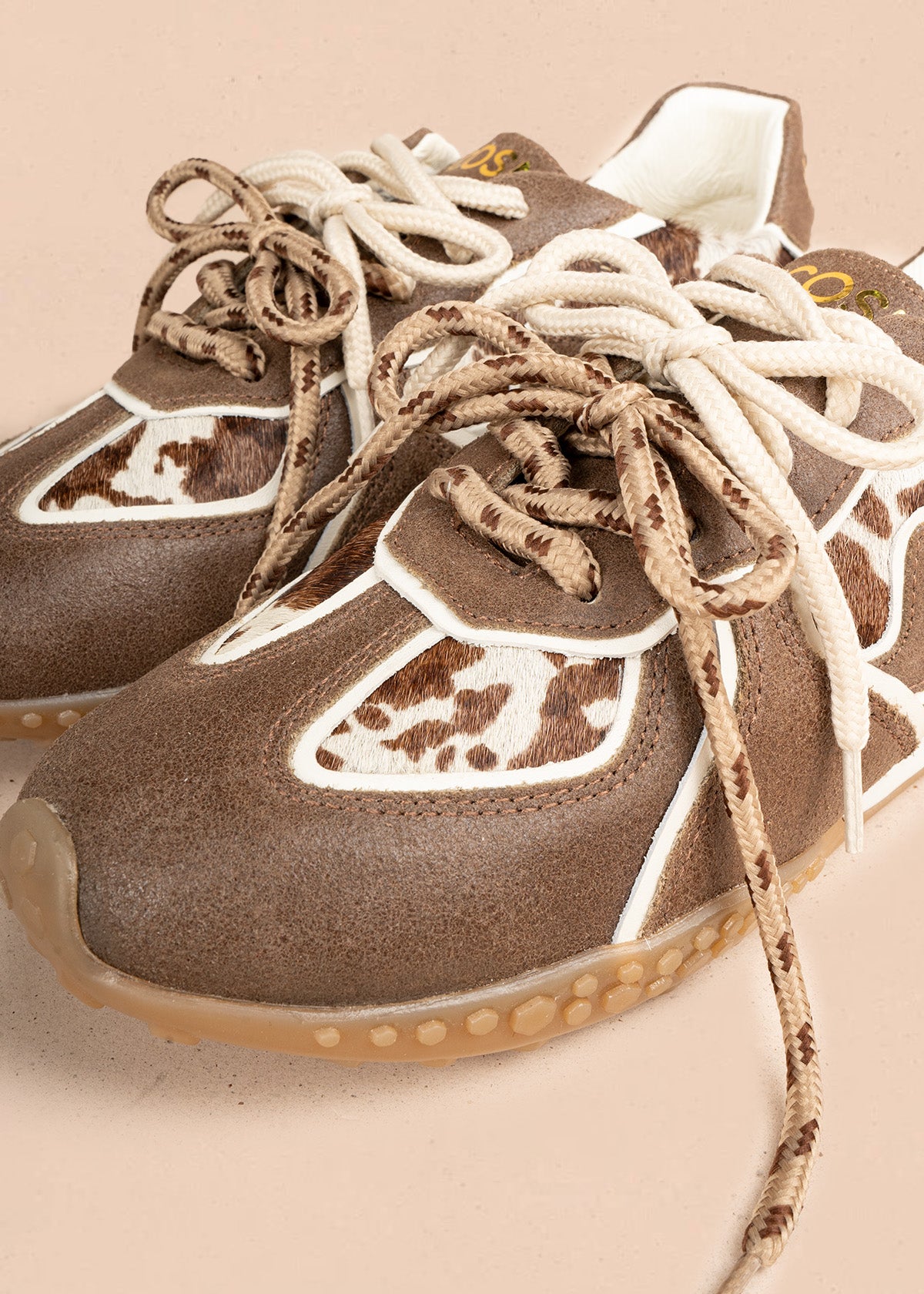 Tenis casuales en cuero color miel con doble cordón y estampado animal print 106948