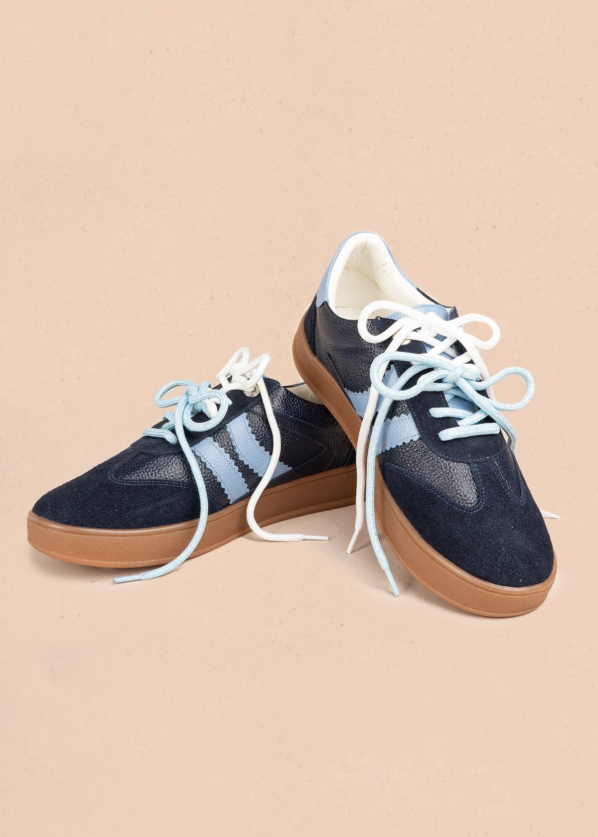 Deportivos en cuero color azul con franjas rojas en zigzag 106949