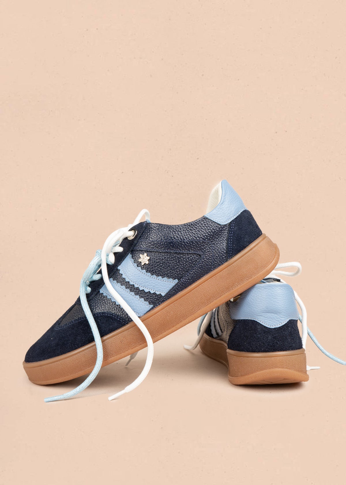 Deportivos en cuero color azul con franjas rojas en zigzag 106949