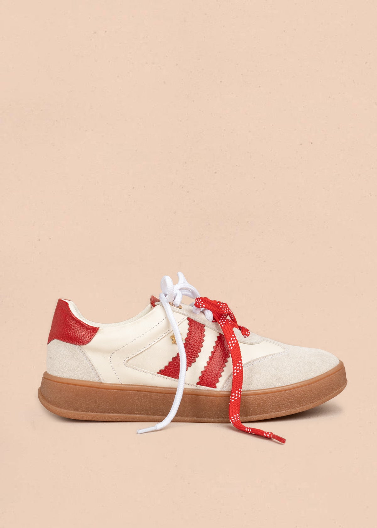 Deportivos en cuero color blanco con franjas rojas en zigzag 106949