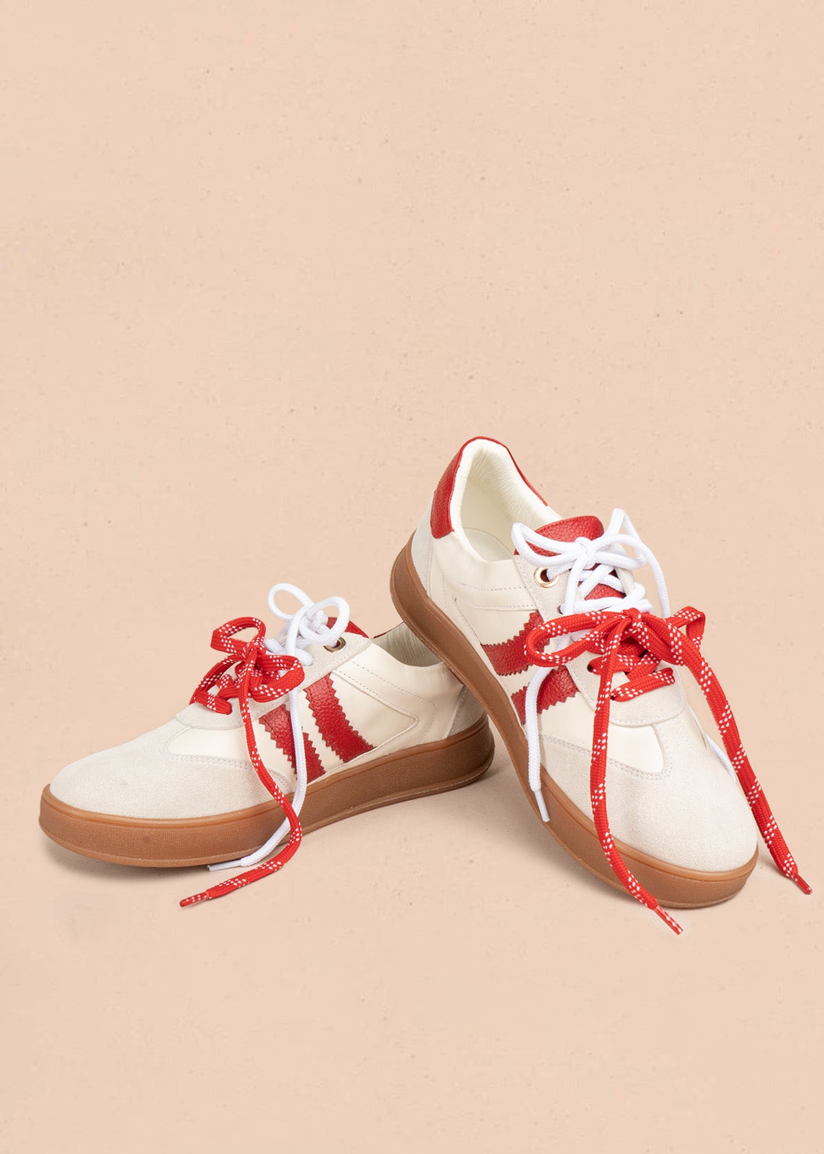 Deportivos en cuero color blanco con franjas rojas en zigzag 106949