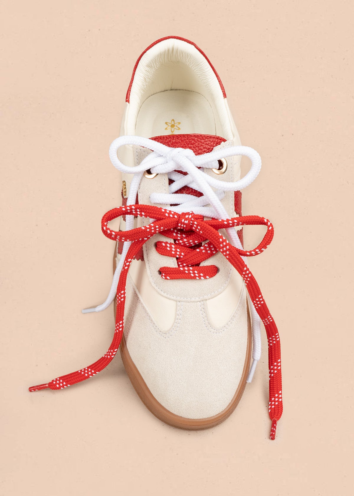 Deportivos en cuero color blanco con franjas rojas en zigzag 106949