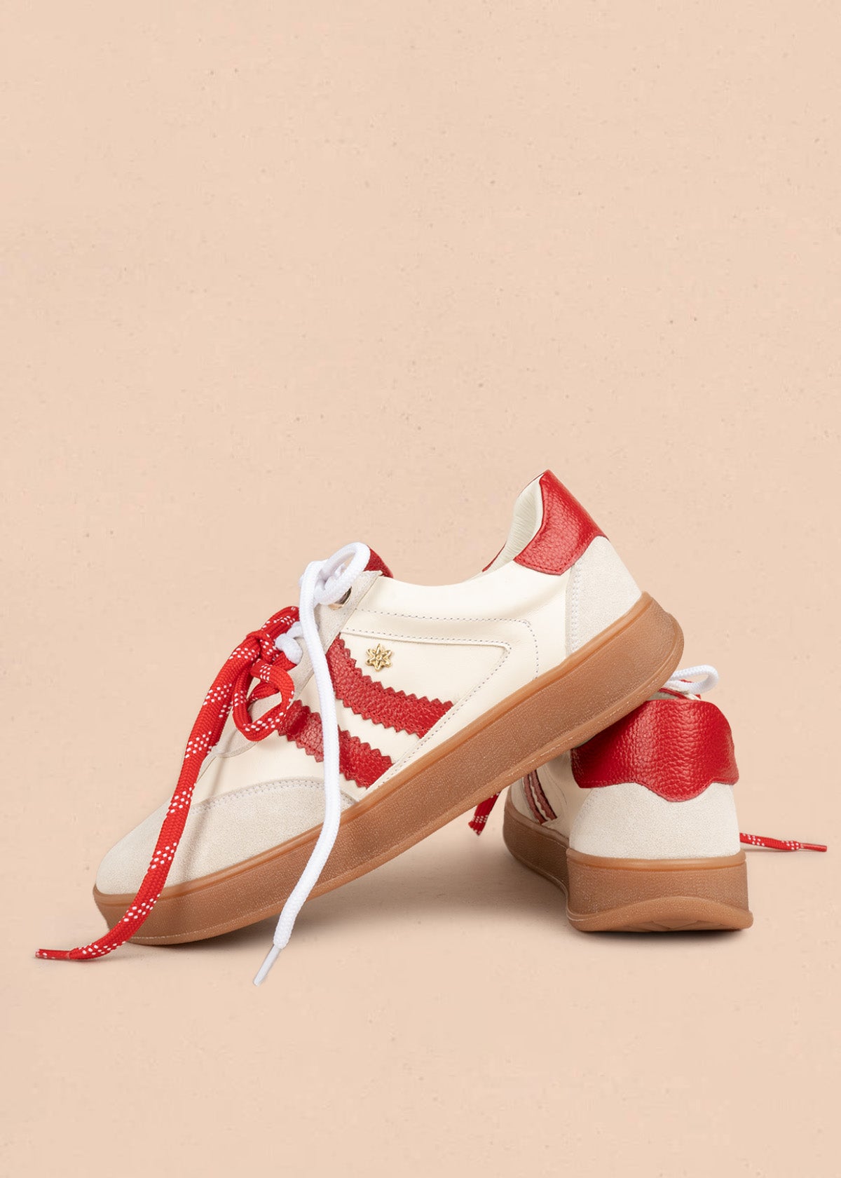 Deportivos en cuero color blanco con franjas rojas en zigzag 106949