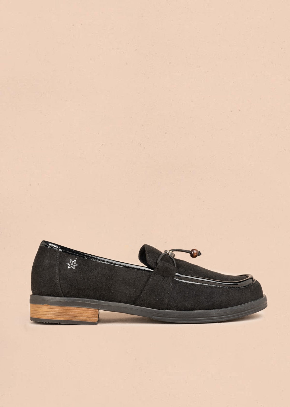 mocasín negro con ribete de charol y logo floral metálico 106950