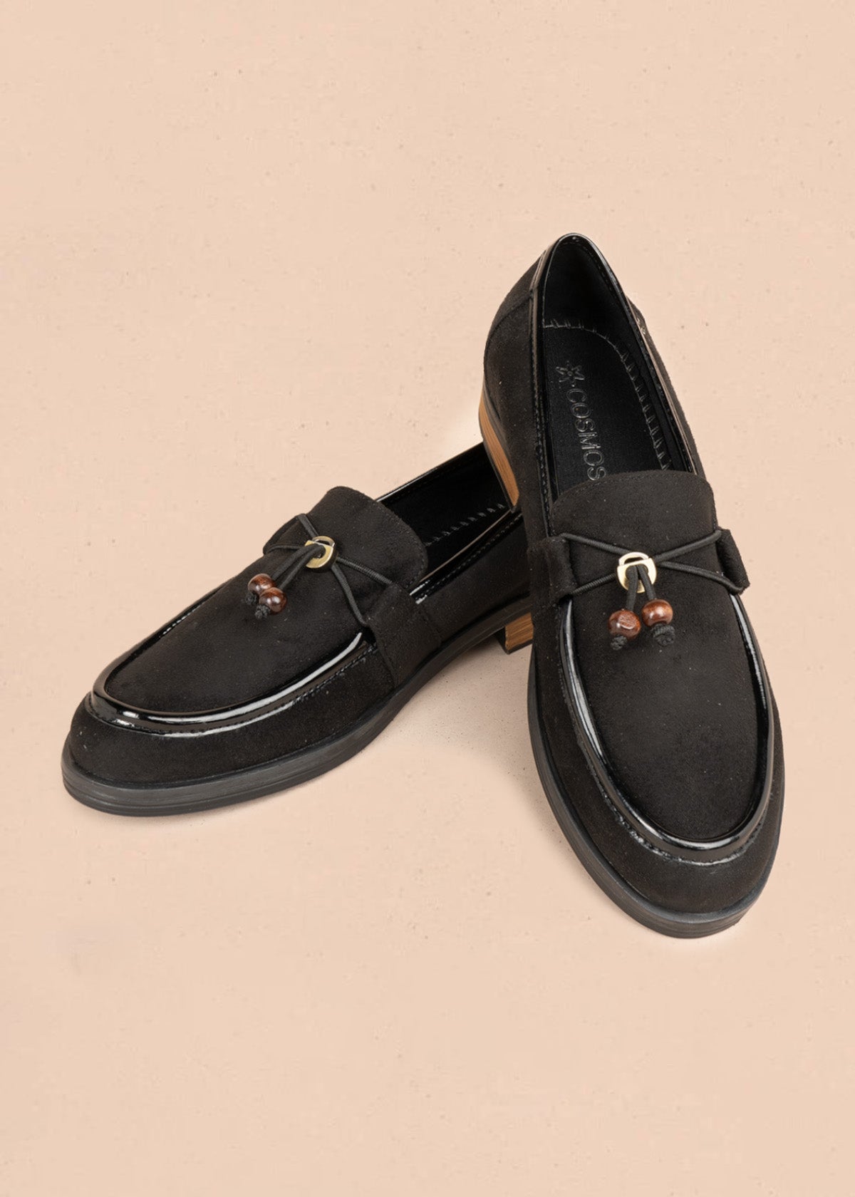 mocasín negro con ribete de charol y logo floral metálico 106950