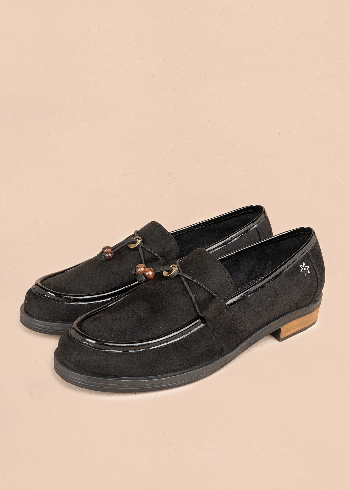mocasín negro con ribete de charol y logo floral metálico 106950