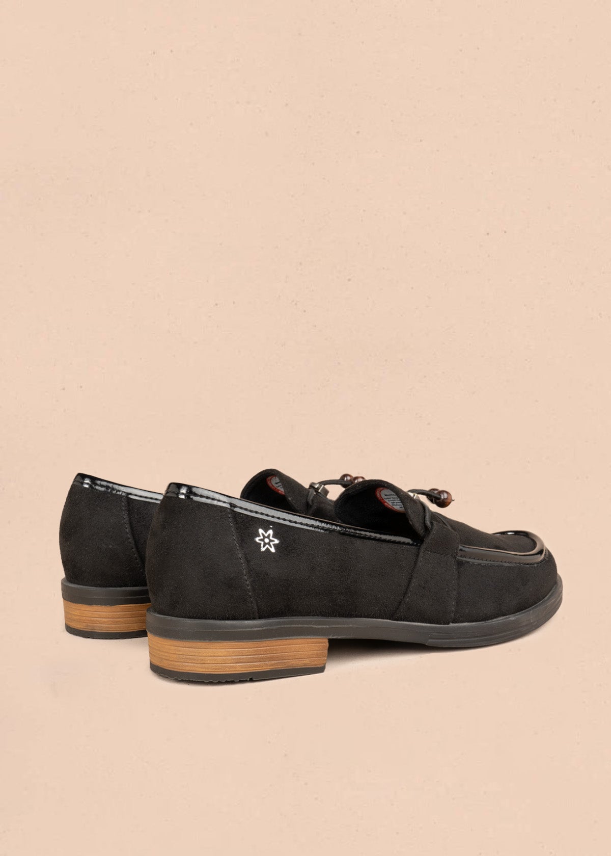 mocasín negro con ribete de charol y logo floral metálico 106950