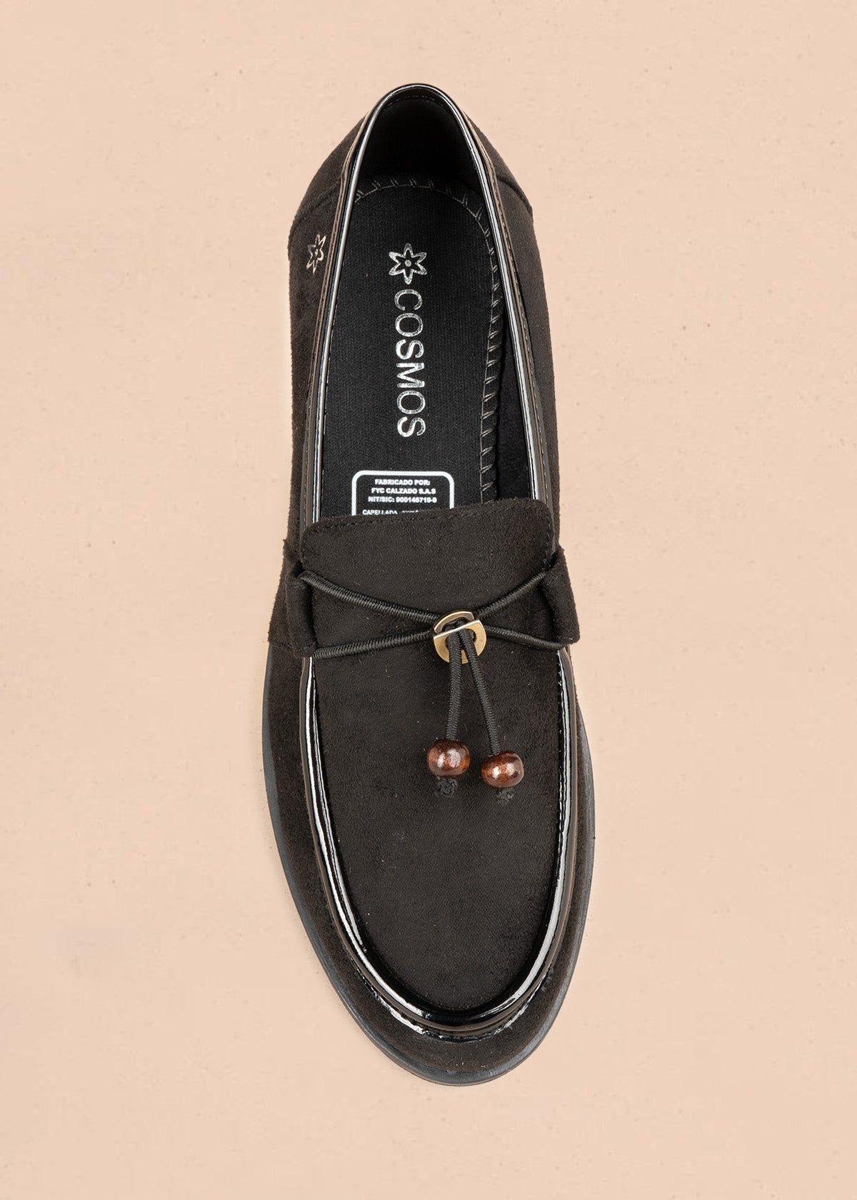 mocasín negro con ribete de charol y logo floral metálico 106950