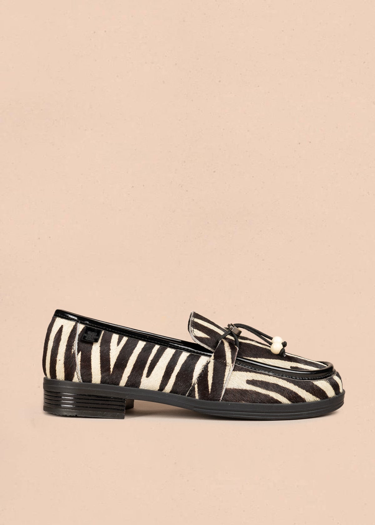 Mocasín en cuero color negro animal print cebra con cordón decorativo 106951