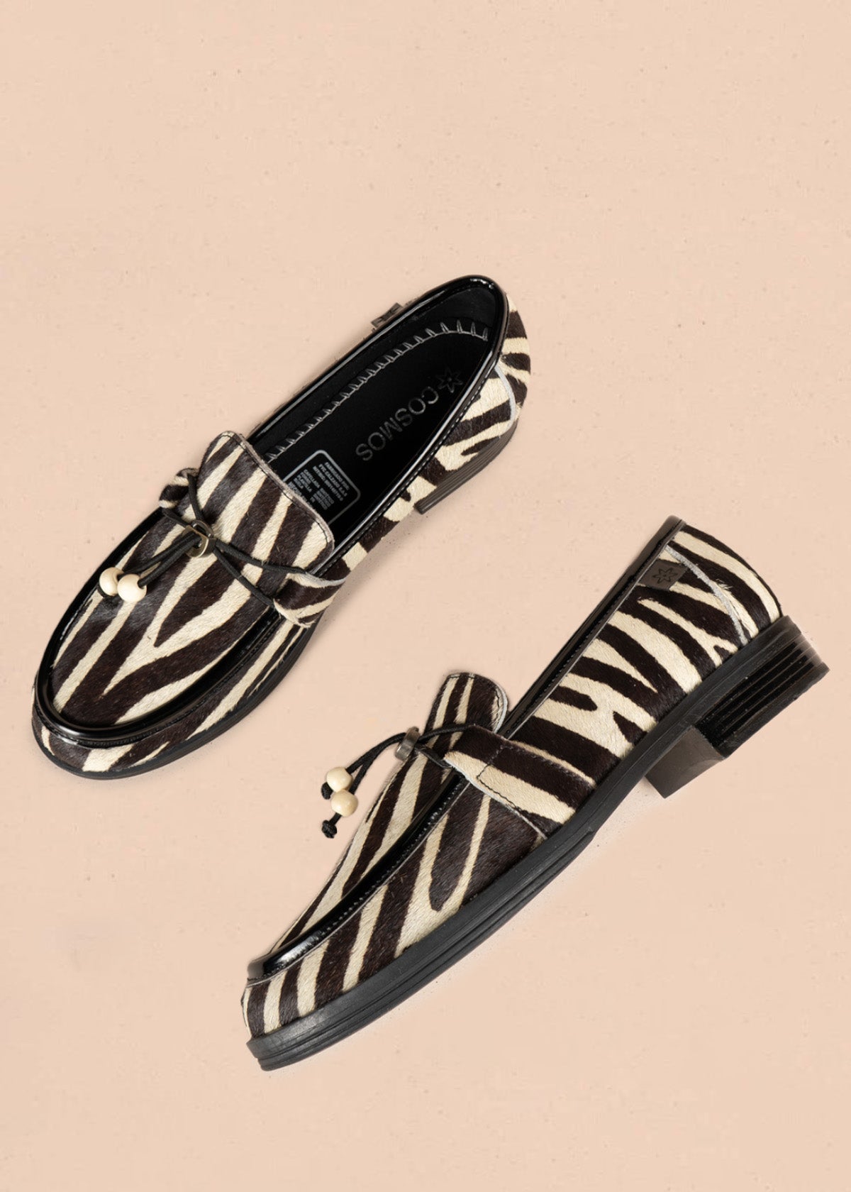 Mocasín en cuero color negro animal print cebra con cordón decorativo 106951