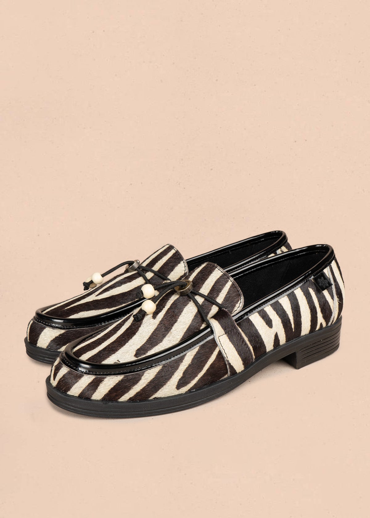 Mocasín en cuero color negro animal print cebra con cordón decorativo 106951