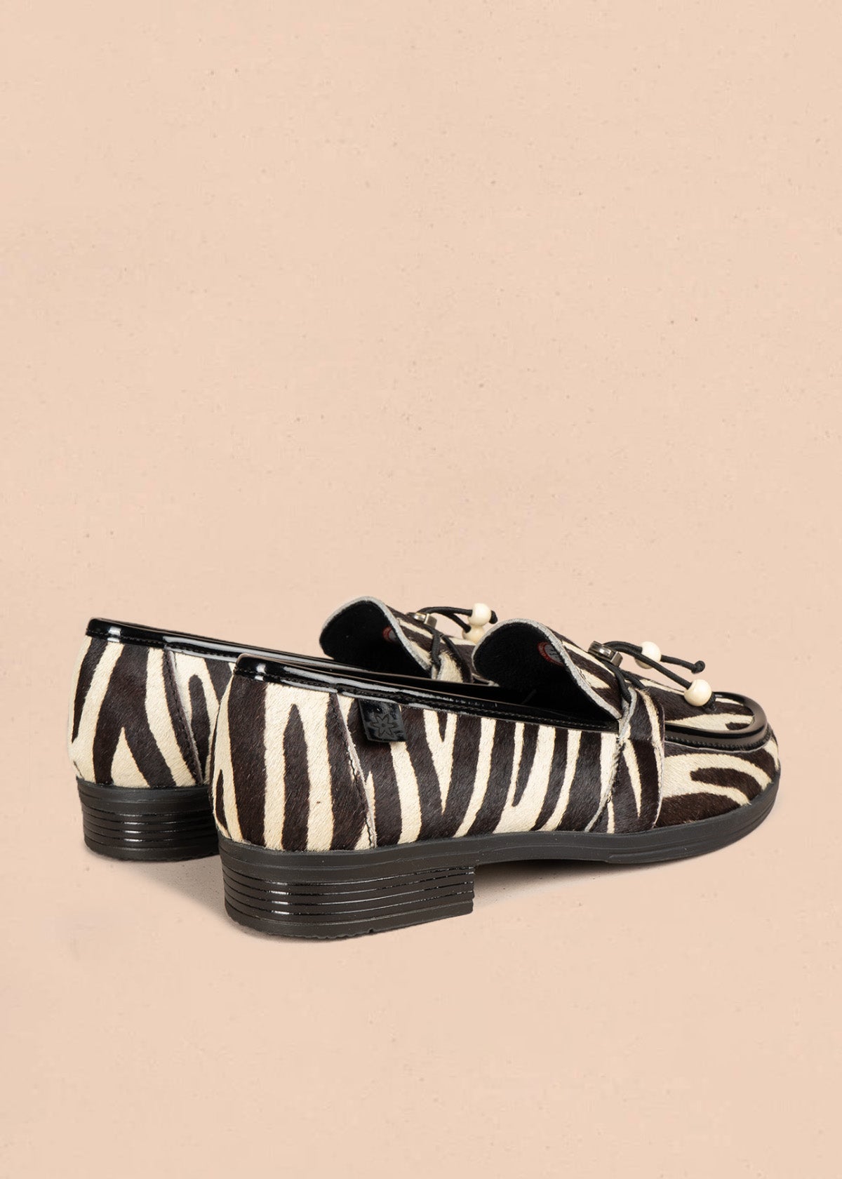 Mocasín en cuero color negro animal print cebra con cordón decorativo 106951