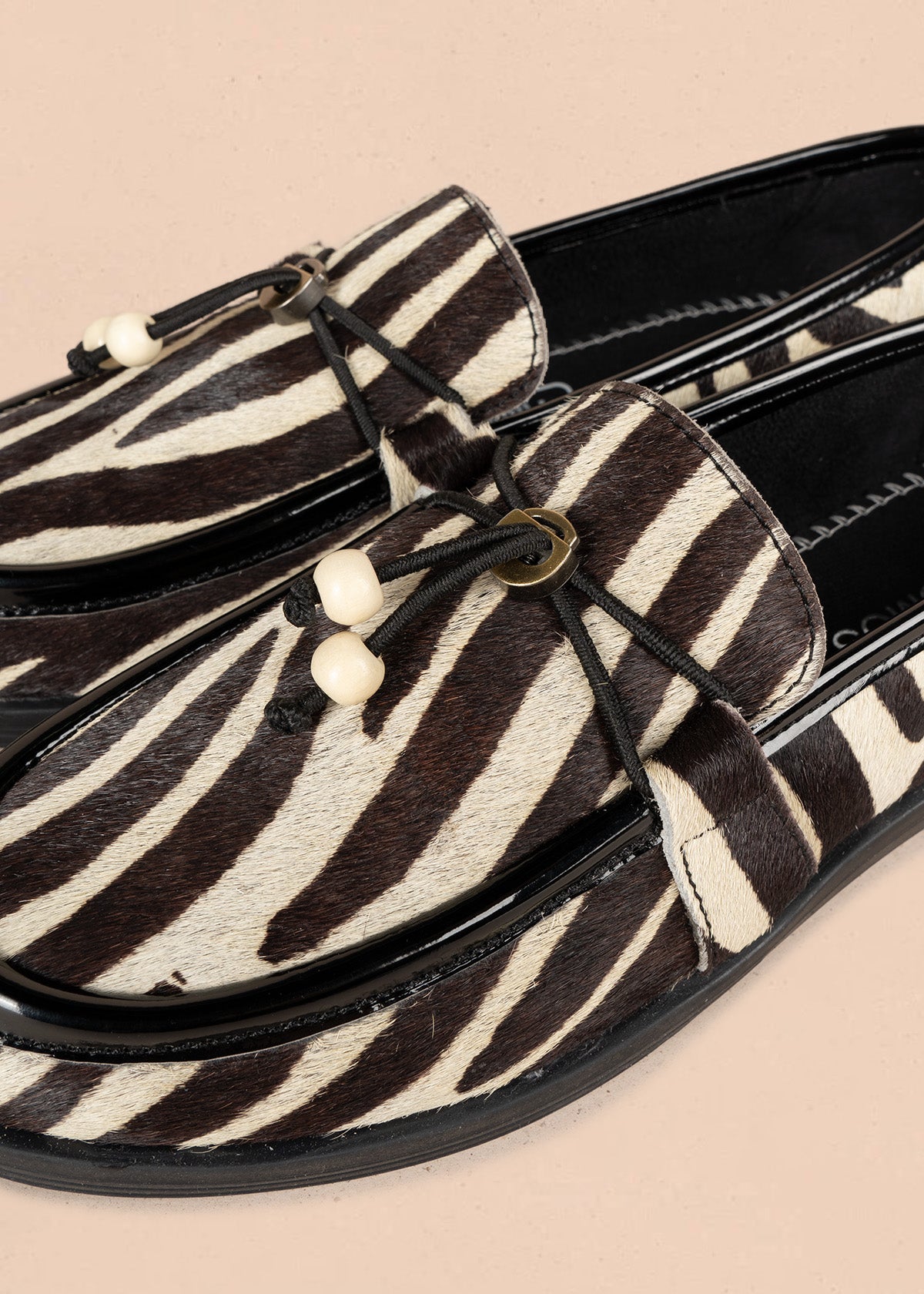 Mocasín en cuero color negro animal print cebra con cordón decorativo 106951
