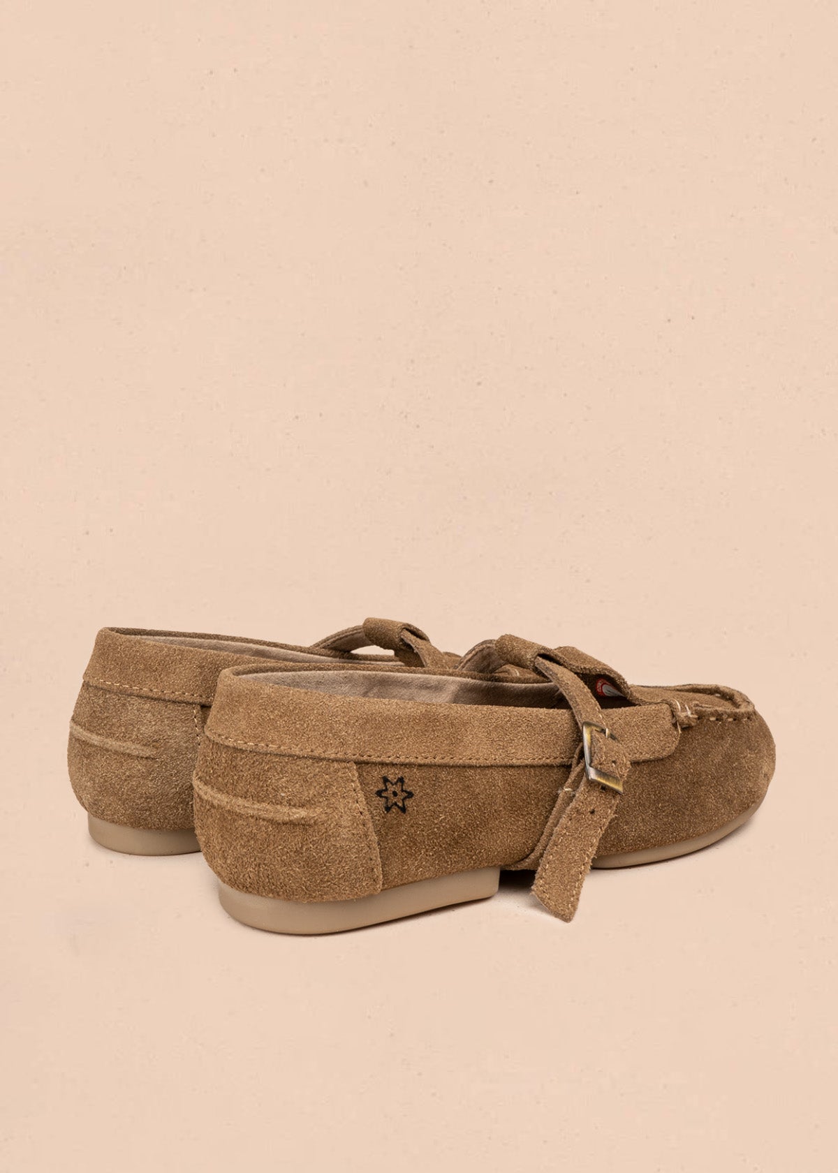 Mocasines en cuero color miel en gamuza con tira en T 106952