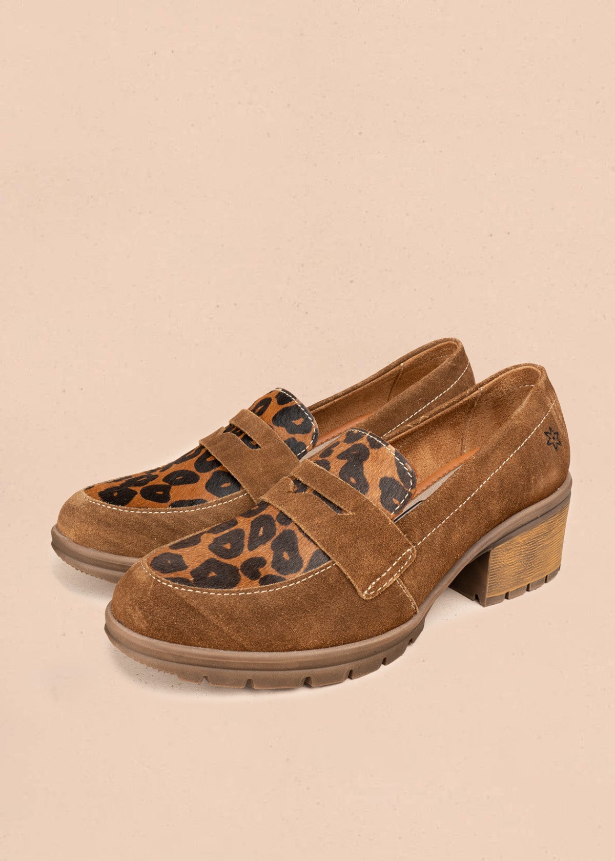 Mocasín en cuero color miel en gamuza con puntera animal print leopardo 106953