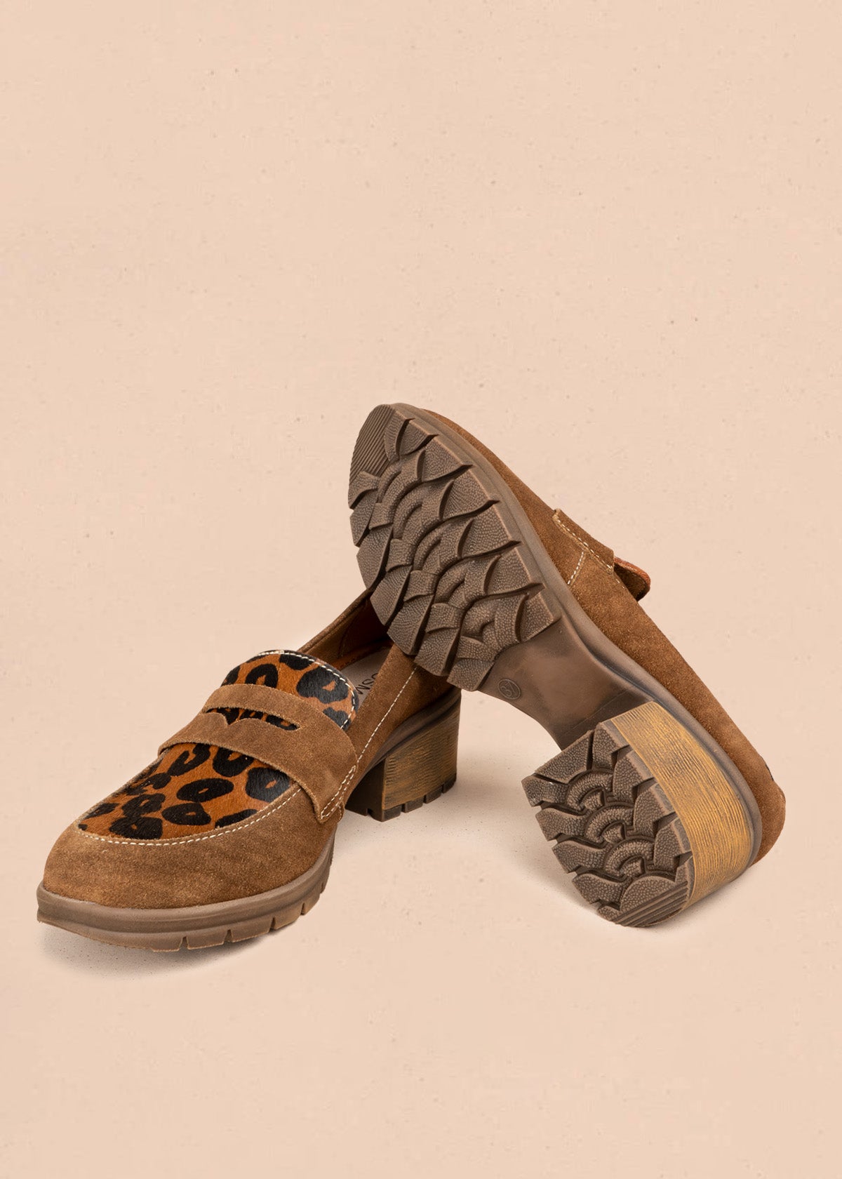 Mocasín en cuero color miel en gamuza con puntera animal print leopardo 106953