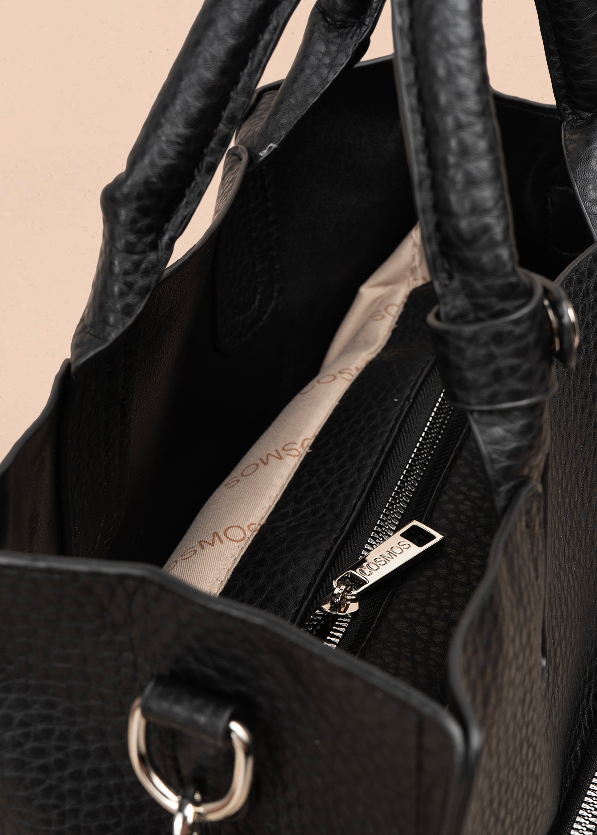 Bolso tipo cartera color negro con bolsillo frontal 106955