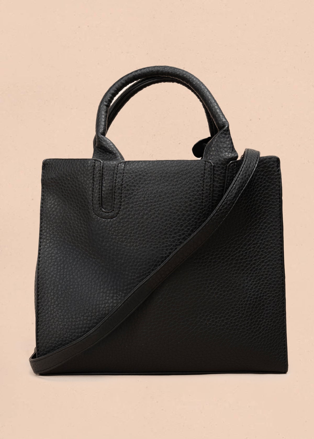 Bolso tipo cartera color negro con bolsillo frontal 106955