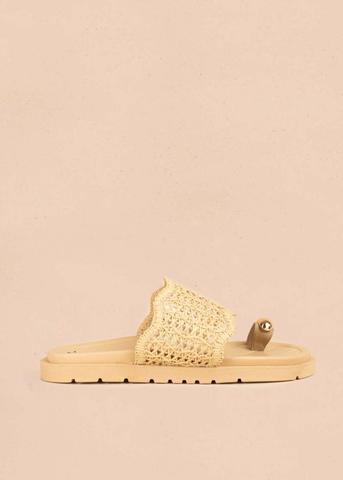 Sandalias planas color beige con diseño tejido y aplique dorado 106956