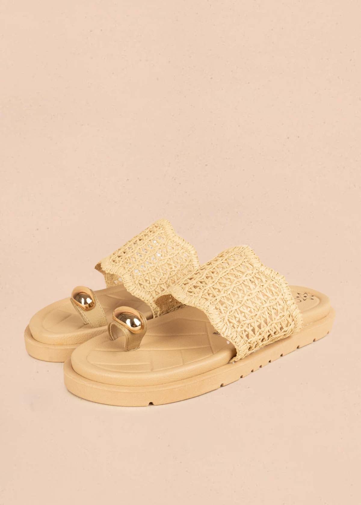 Sandalias planas color beige con diseño tejido y aplique dorado 106956