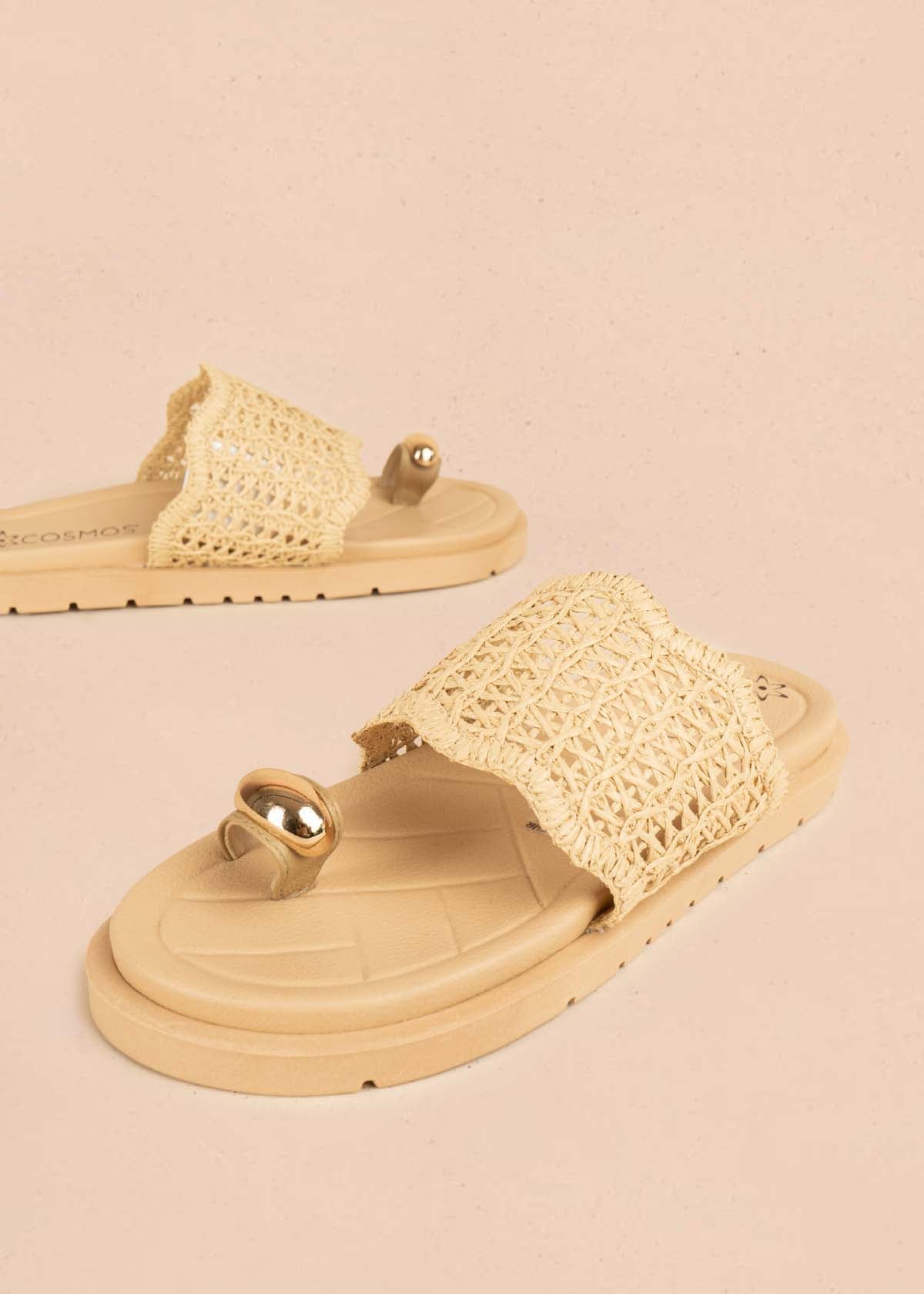 Sandalias planas color beige con diseño tejido y aplique dorado 106956