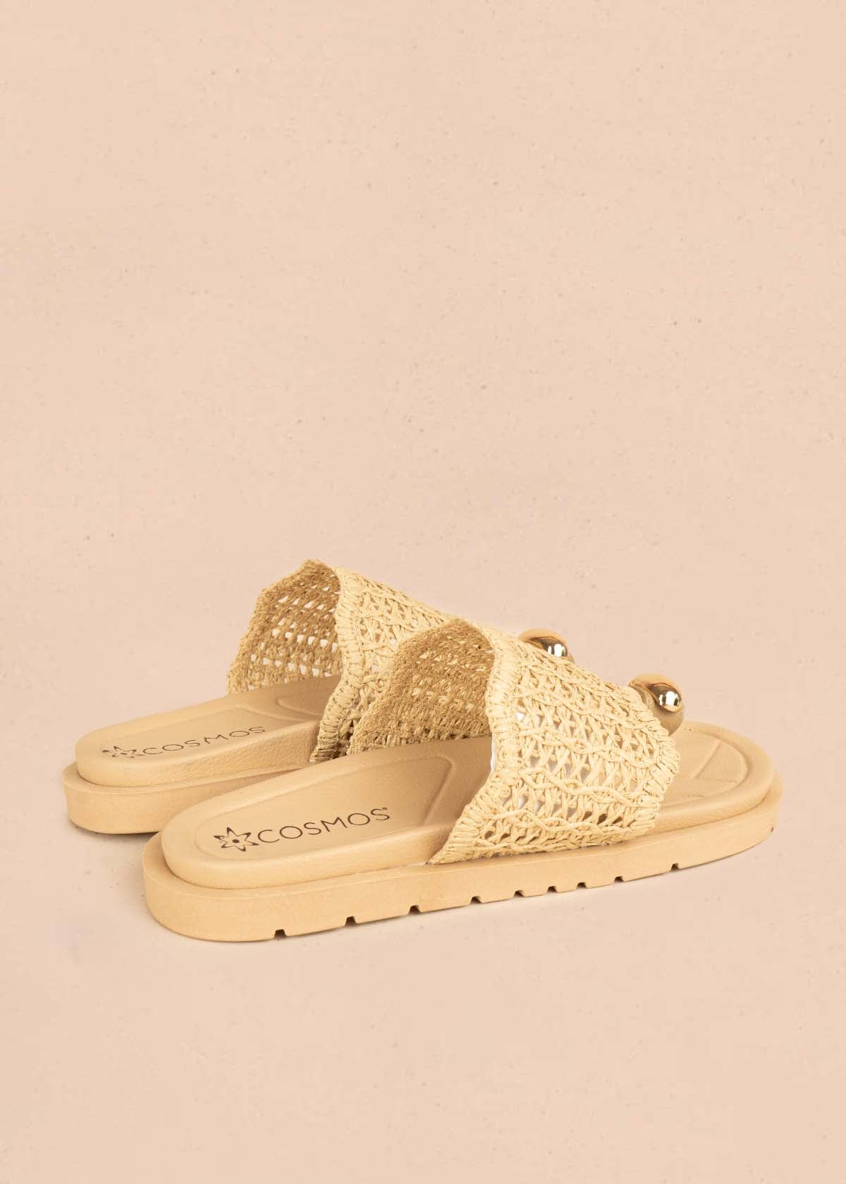 Sandalias planas color beige con diseño tejido y aplique dorado 106956