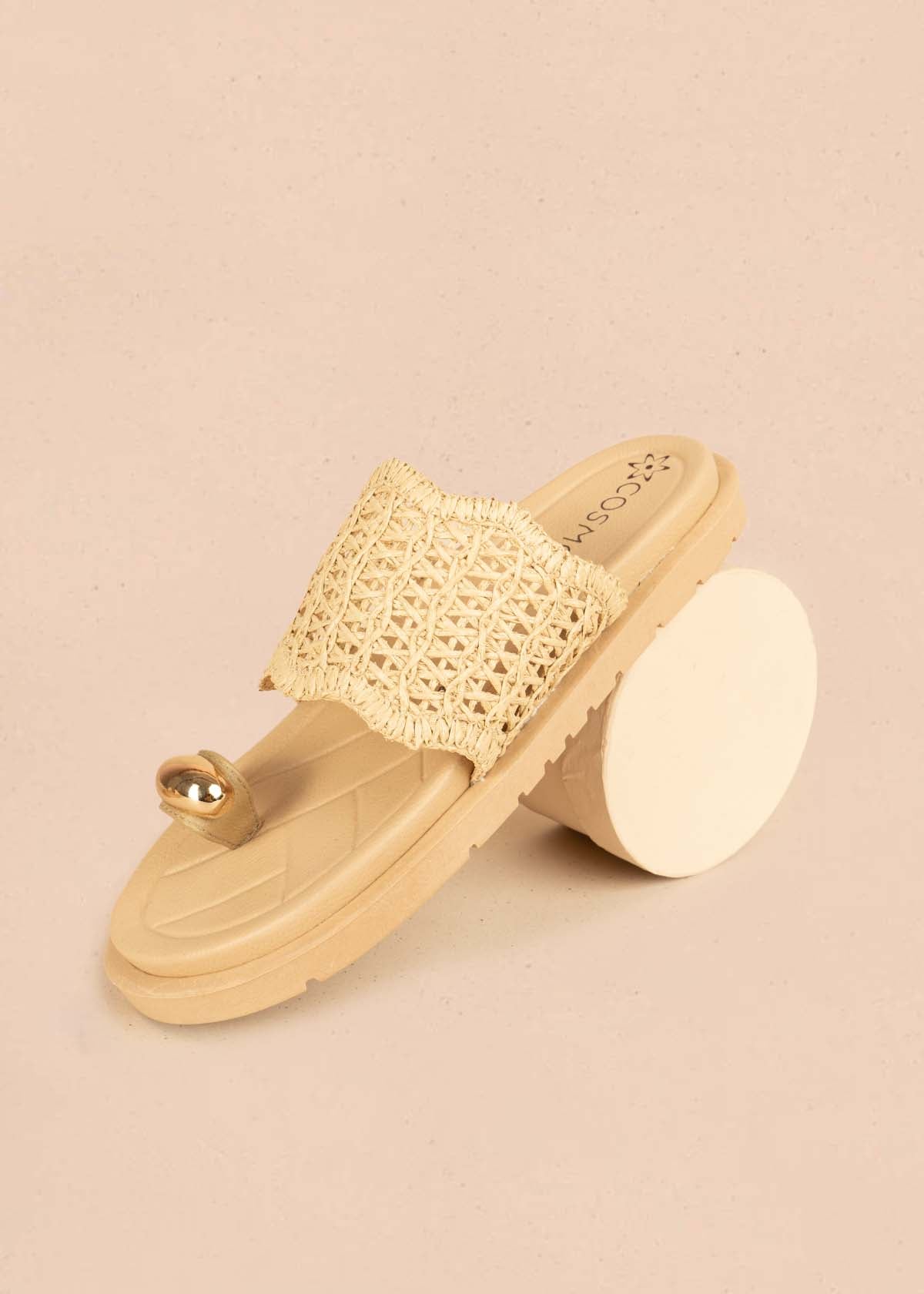 Sandalias planas color beige con diseño tejido y aplique dorado 106956