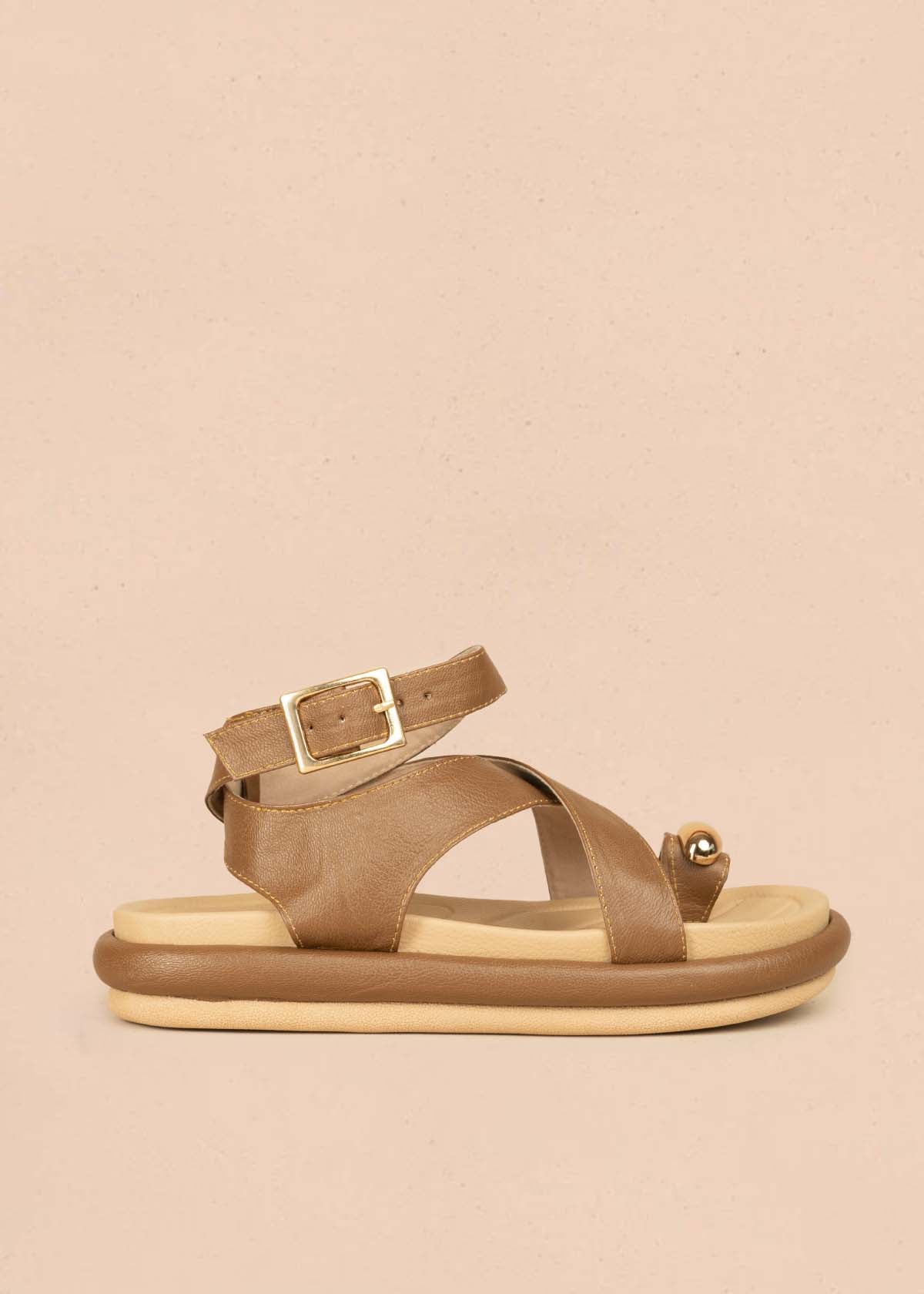 Sandalia plana color miel con correas cruzadas y detalle metálico dorado 106957