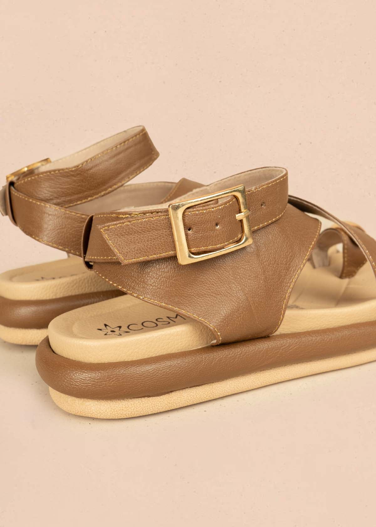 Sandalia plana color miel con correas cruzadas y detalle metálico dorado 106957