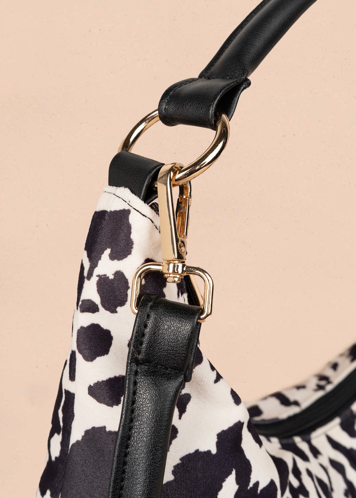 Bolso tipo cartera color negro con diseño animal print 106958