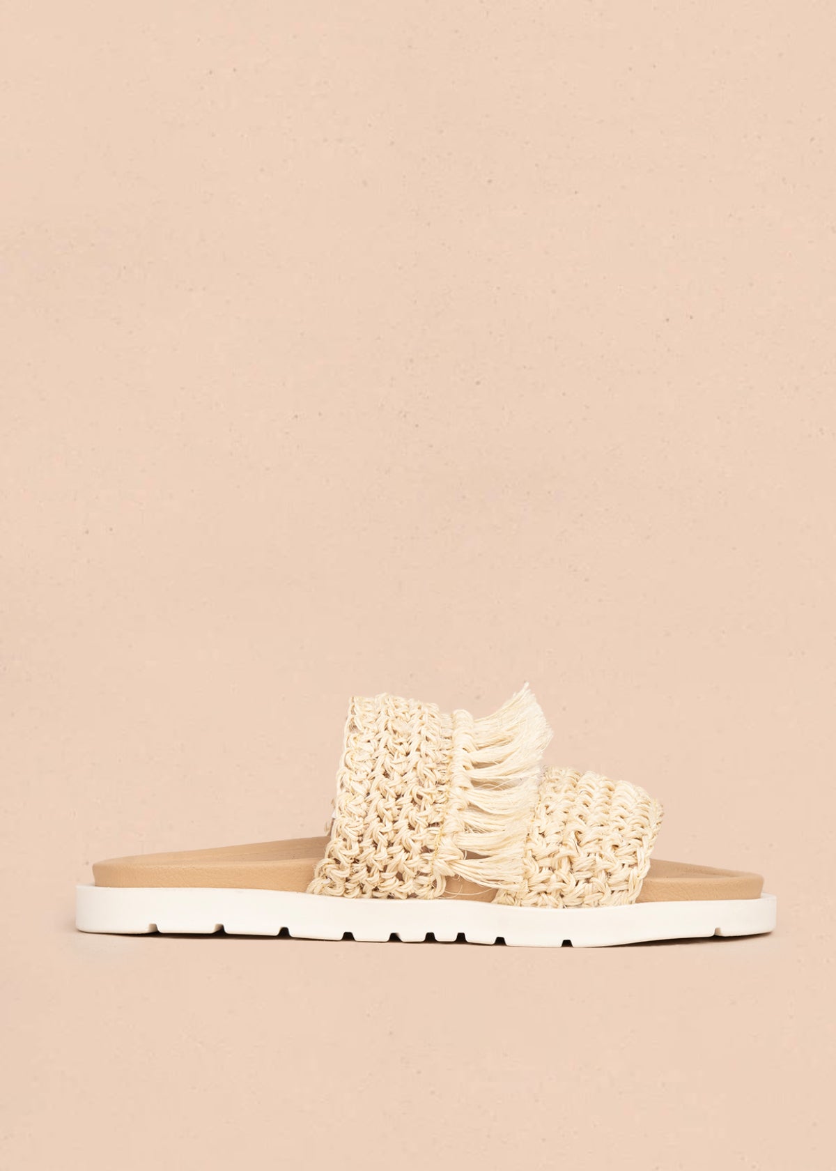 Sandalias planas color beige con tiras tejidas y flecos decorativos 106959