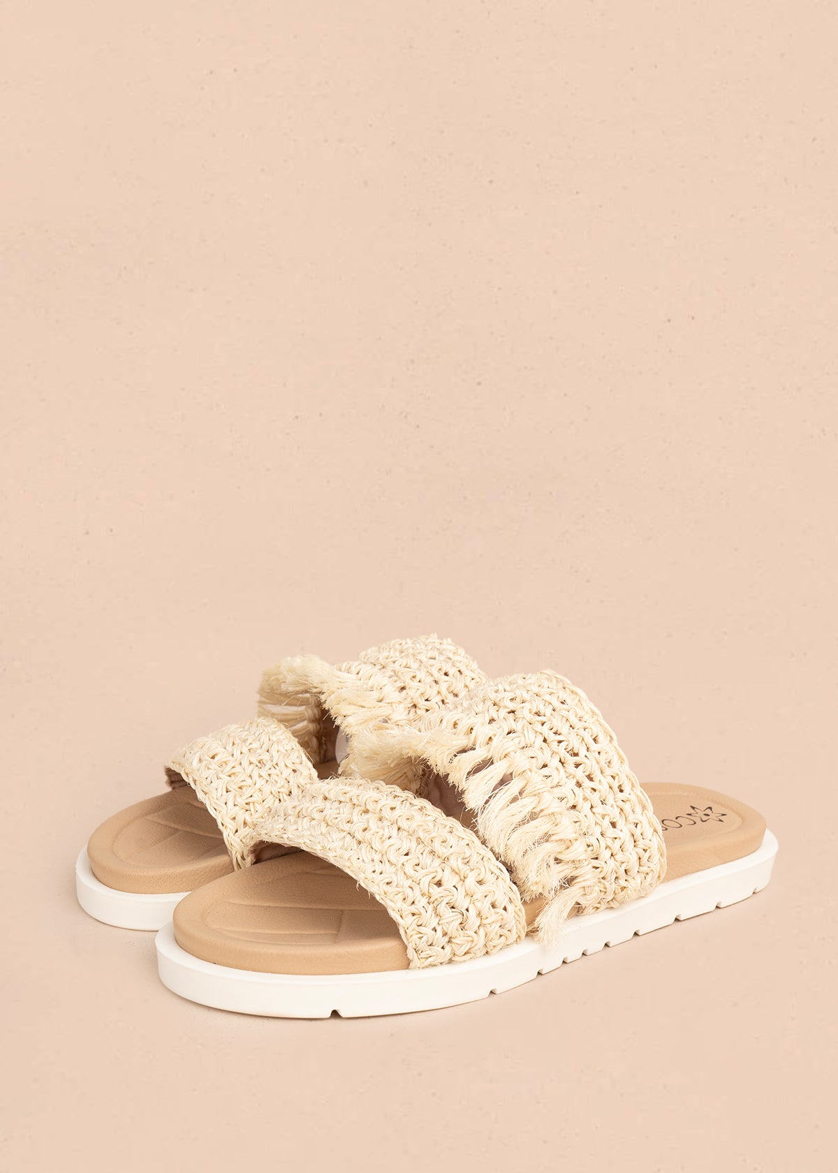 Sandalias planas color beige con tiras tejidas y flecos decorativos 106959