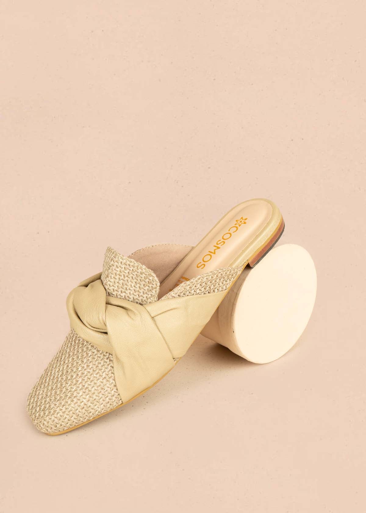 Zuecos color taupe con detalle de entrelazo 106960