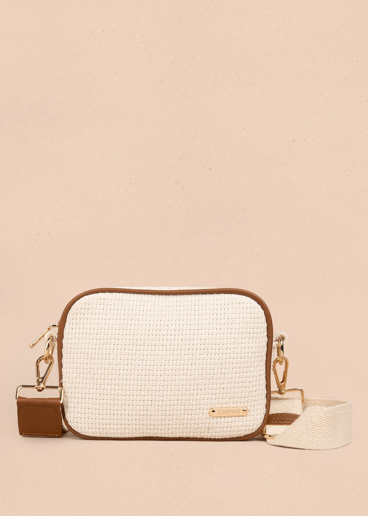Bolso manos libres color beige con textura y bordes marrones 106961
