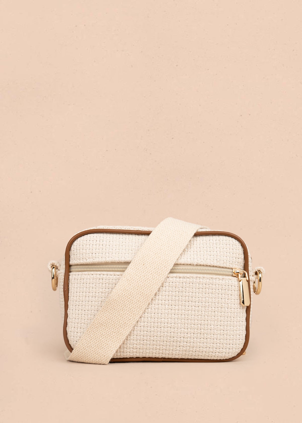 Bolso manos libres color beige con textura y bordes marrones 106961