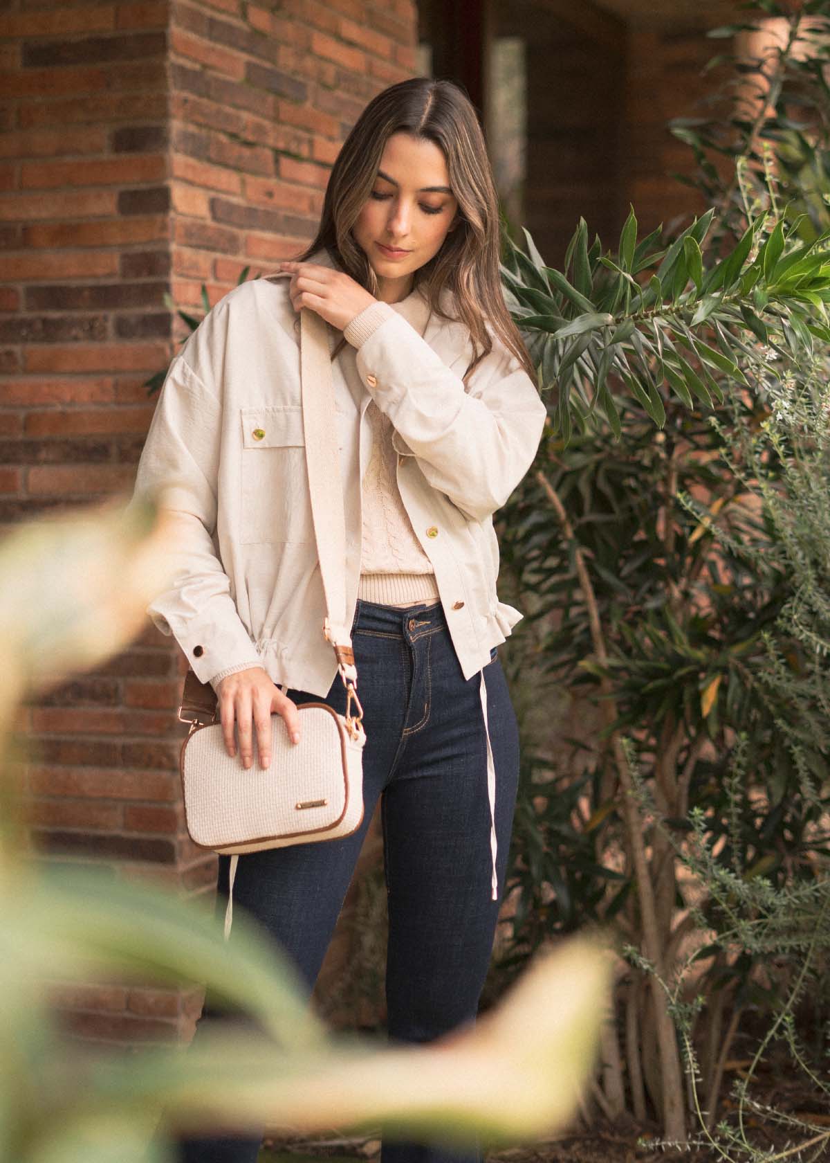 Bolso manos libres color beige con textura y bordes marrones 106961