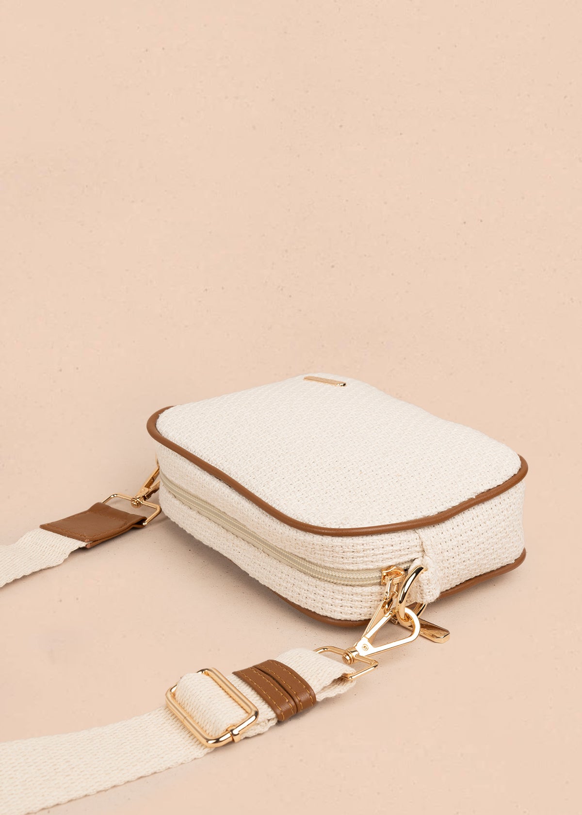 Bolso manos libres color beige con textura y bordes marrones 106961