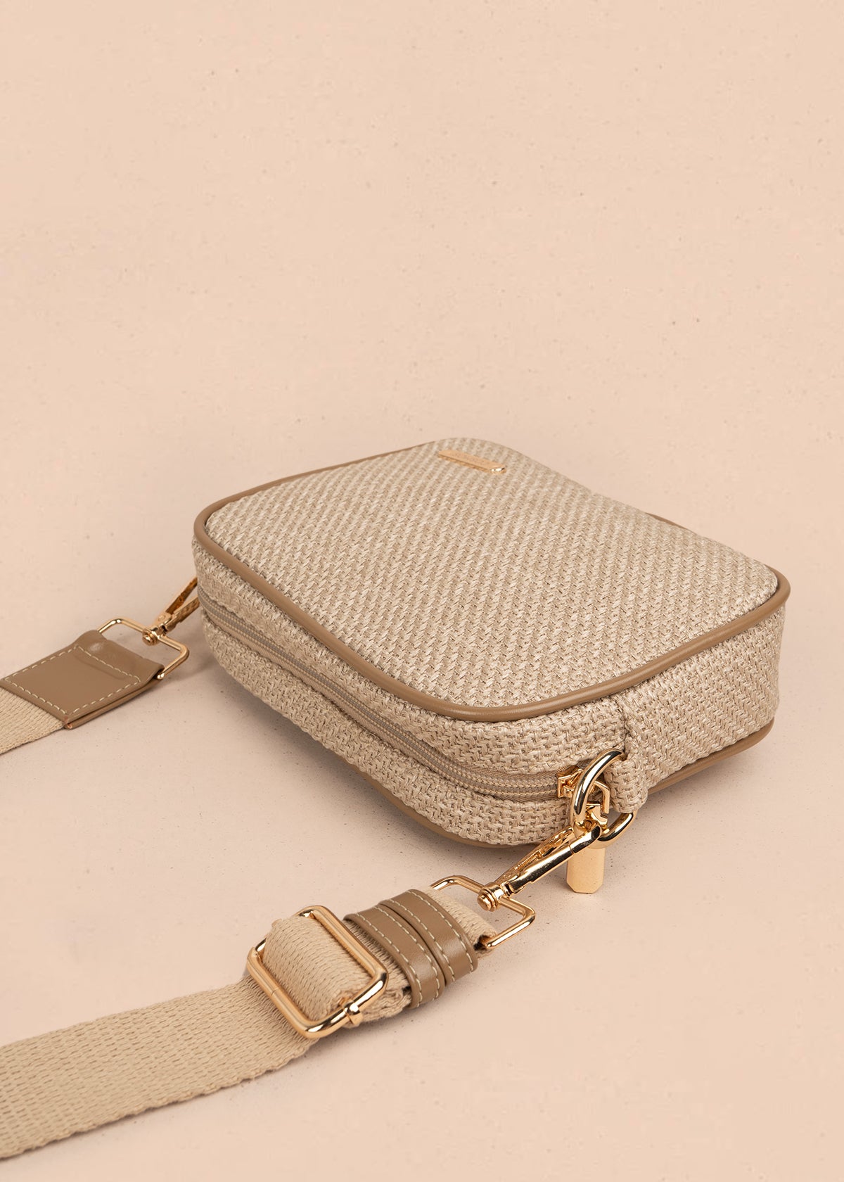 Bolso manos libres color taupe con textura y bordes marrones 106961