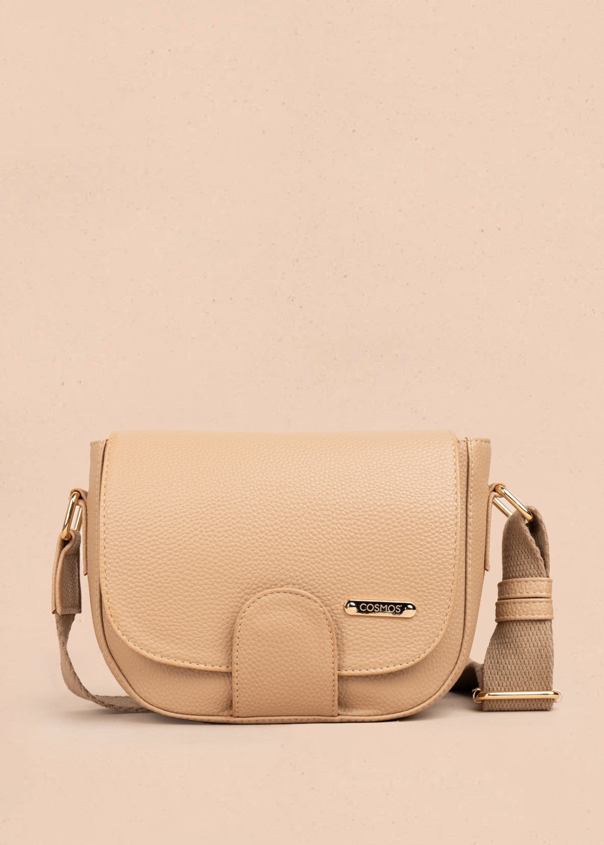 Bolso manos libres color arena con acabado texturizado 106962