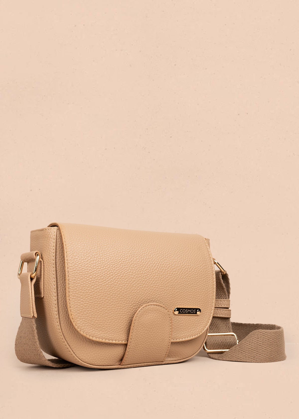 Bolso manos libres color arena con acabado texturizado 106962