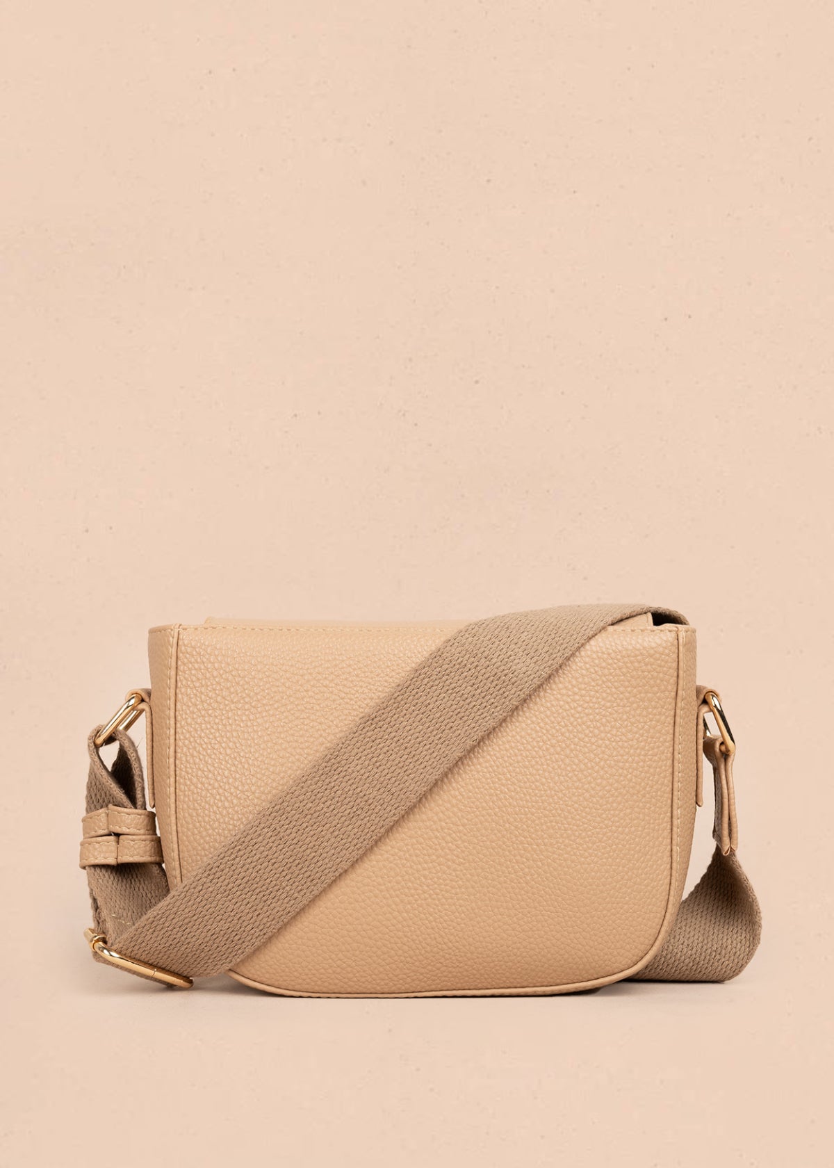 Bolso manos libres color arena con acabado texturizado 106962