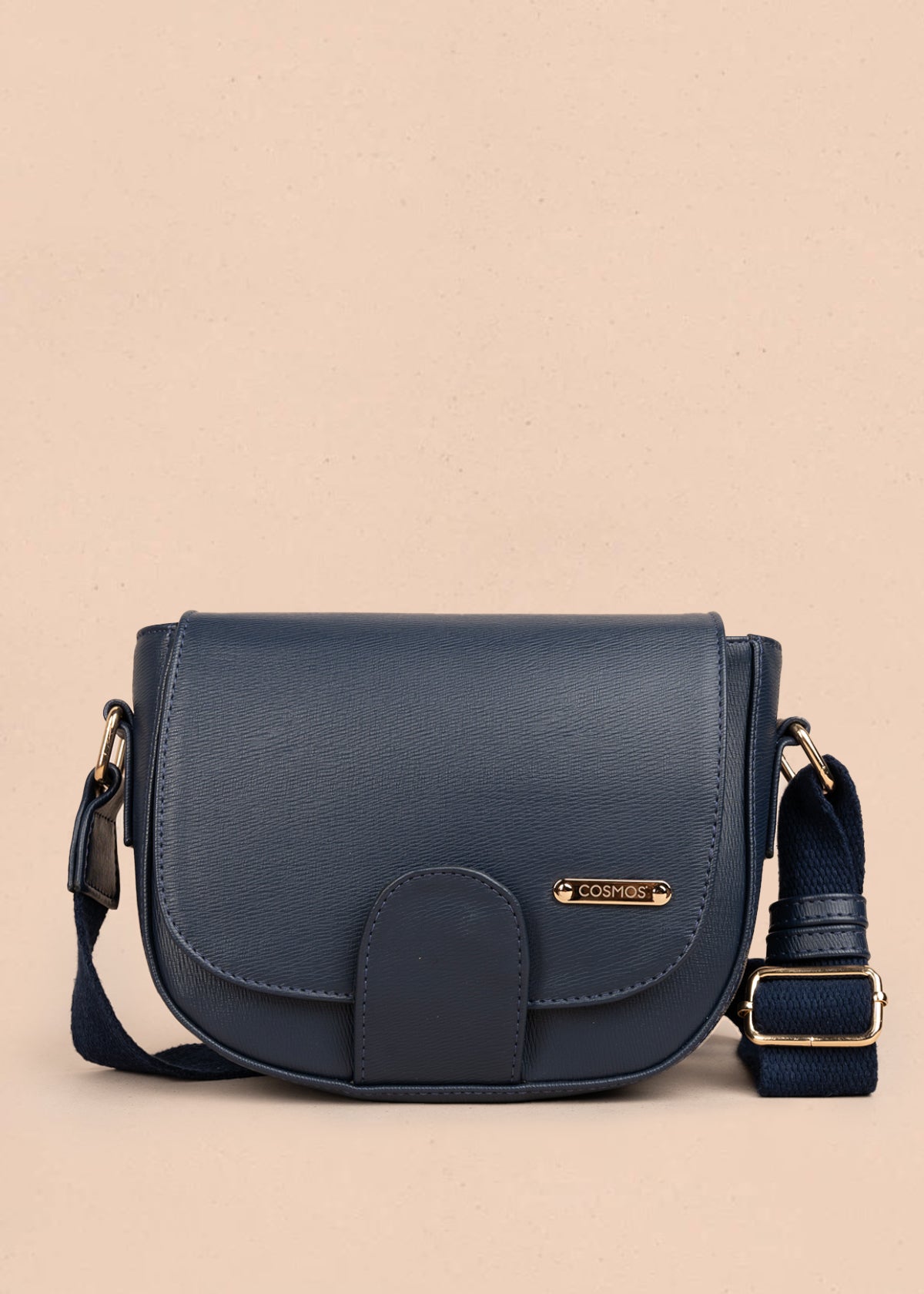 Bolso manos libres color azul con acabado texturizado 106962